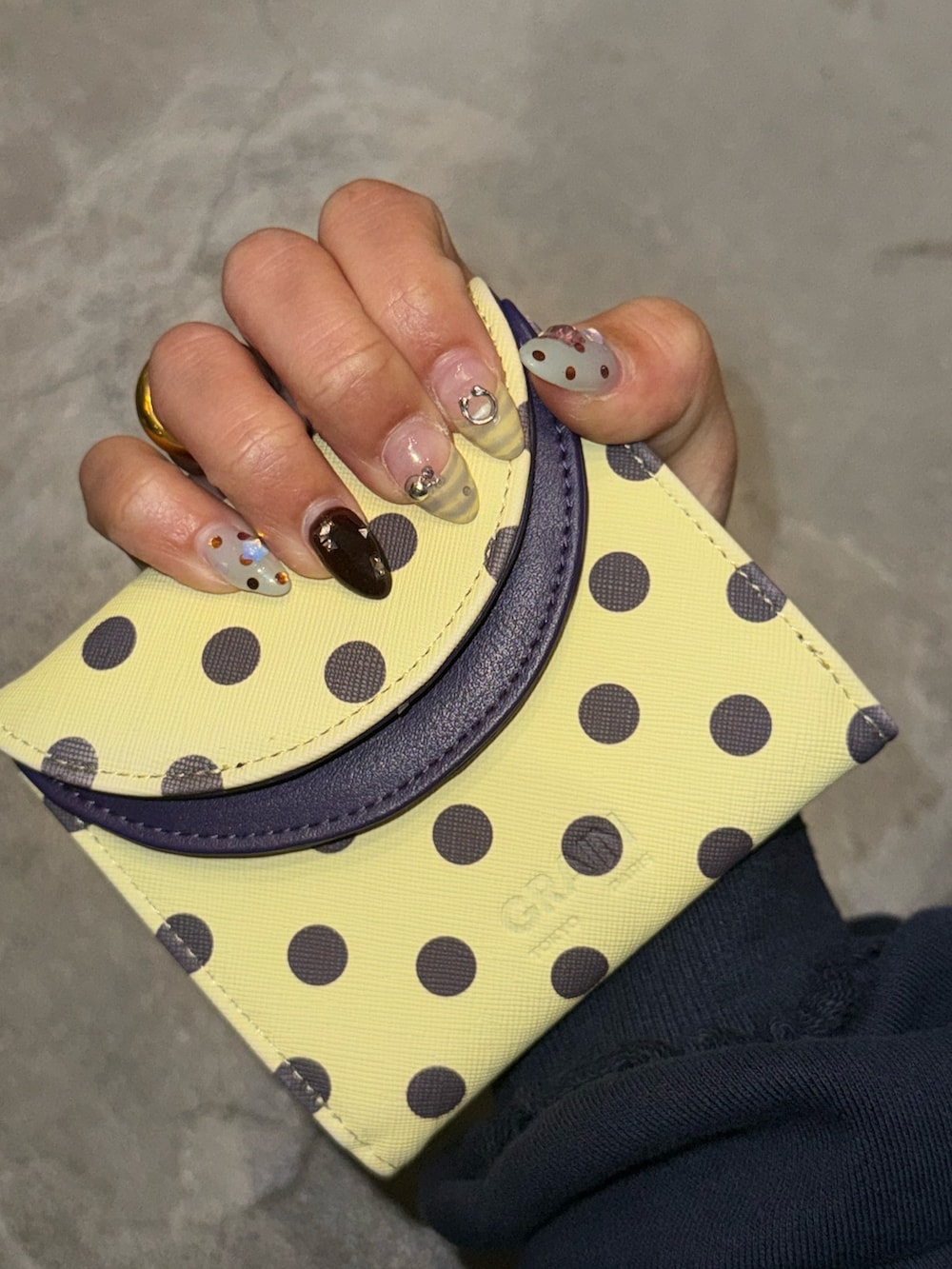 ブラウン系の財布、ピンク系の財布/小物、パープル系の財布を着用したレディースの春コーディネートの2枚目の写真