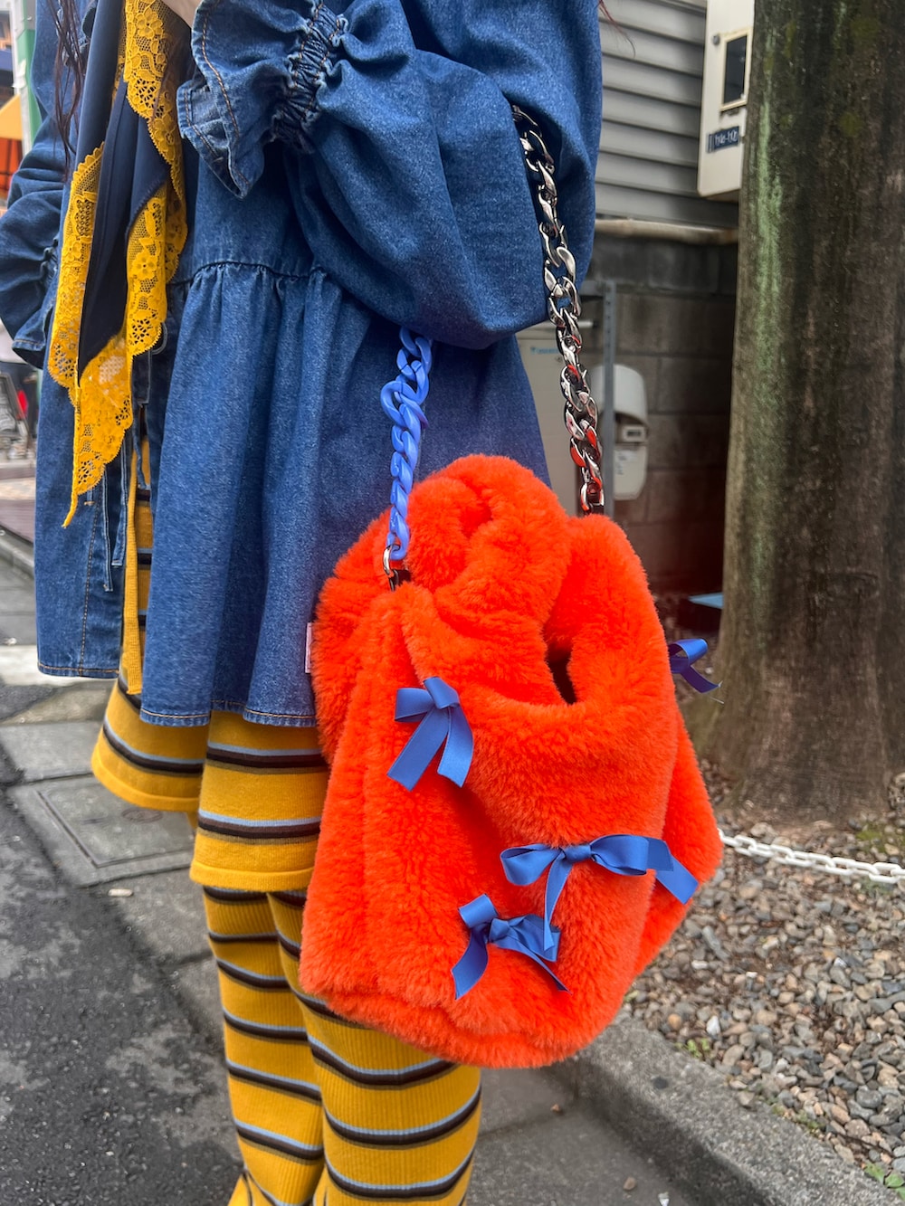 ブルー系のシャツ/ブラウス、イエロー系のスカート、イエロー系のその他パンツを着用したレディースの秋コーディネートの5枚目の写真