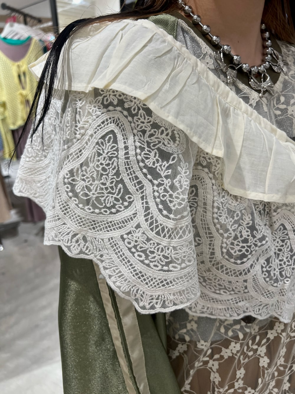 グリーン系のTシャツ/カットソー、イエロー系のスカート、イエロー系のハンドバッグを着用したレディースの春コーディネートの4枚目の写真