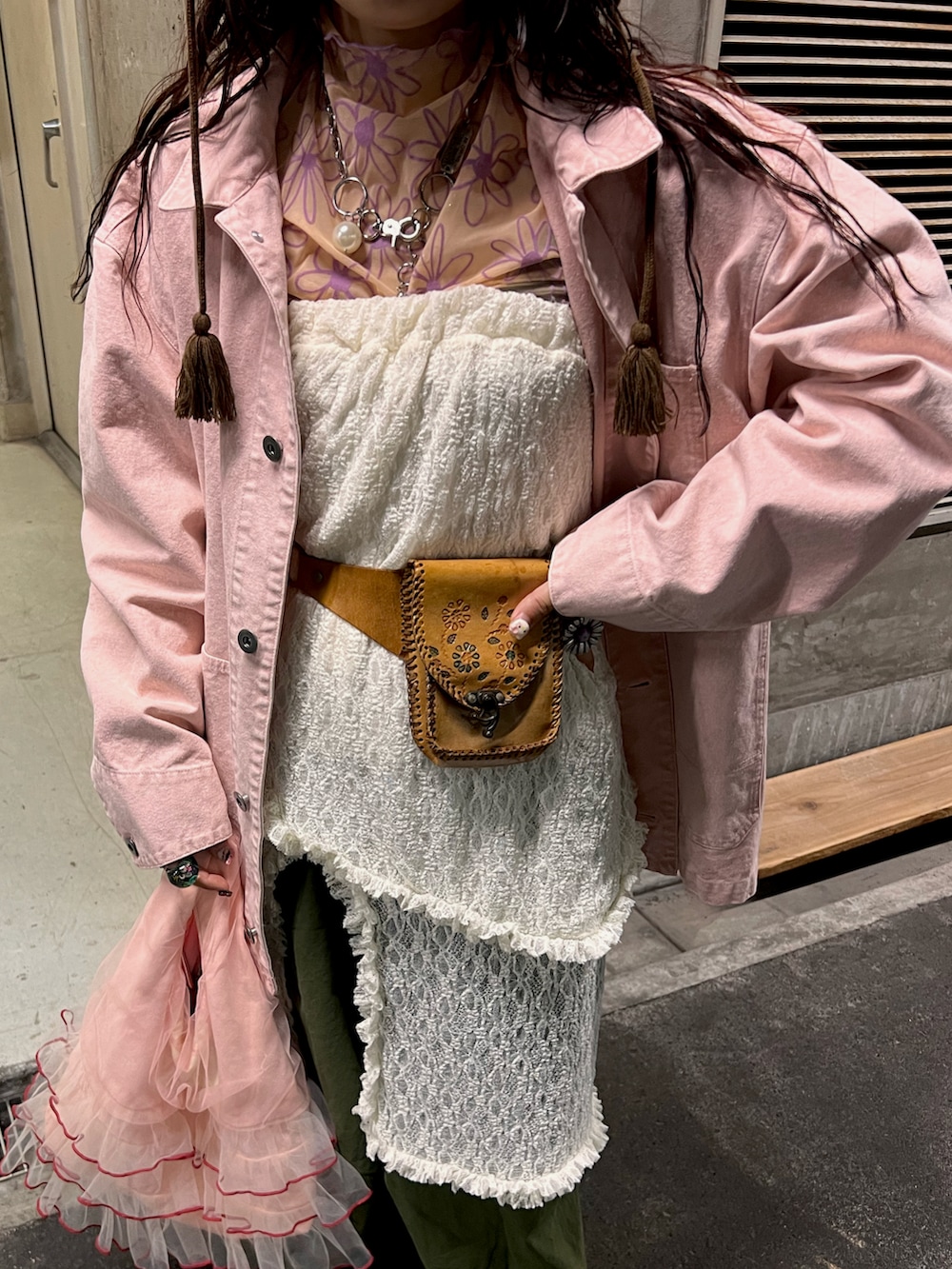 ピンク系のブルゾン、ホワイト系のスカート、ピンク系のTシャツ/カットソーを着用したレディースの秋コーディネートの3枚目の写真