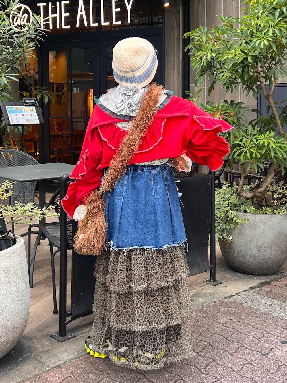 ブルー系のスカート、レッド系のTシャツ/カットソー、ブラウン系のスカートを着用したレディースの秋コーディネートの2枚目の写真