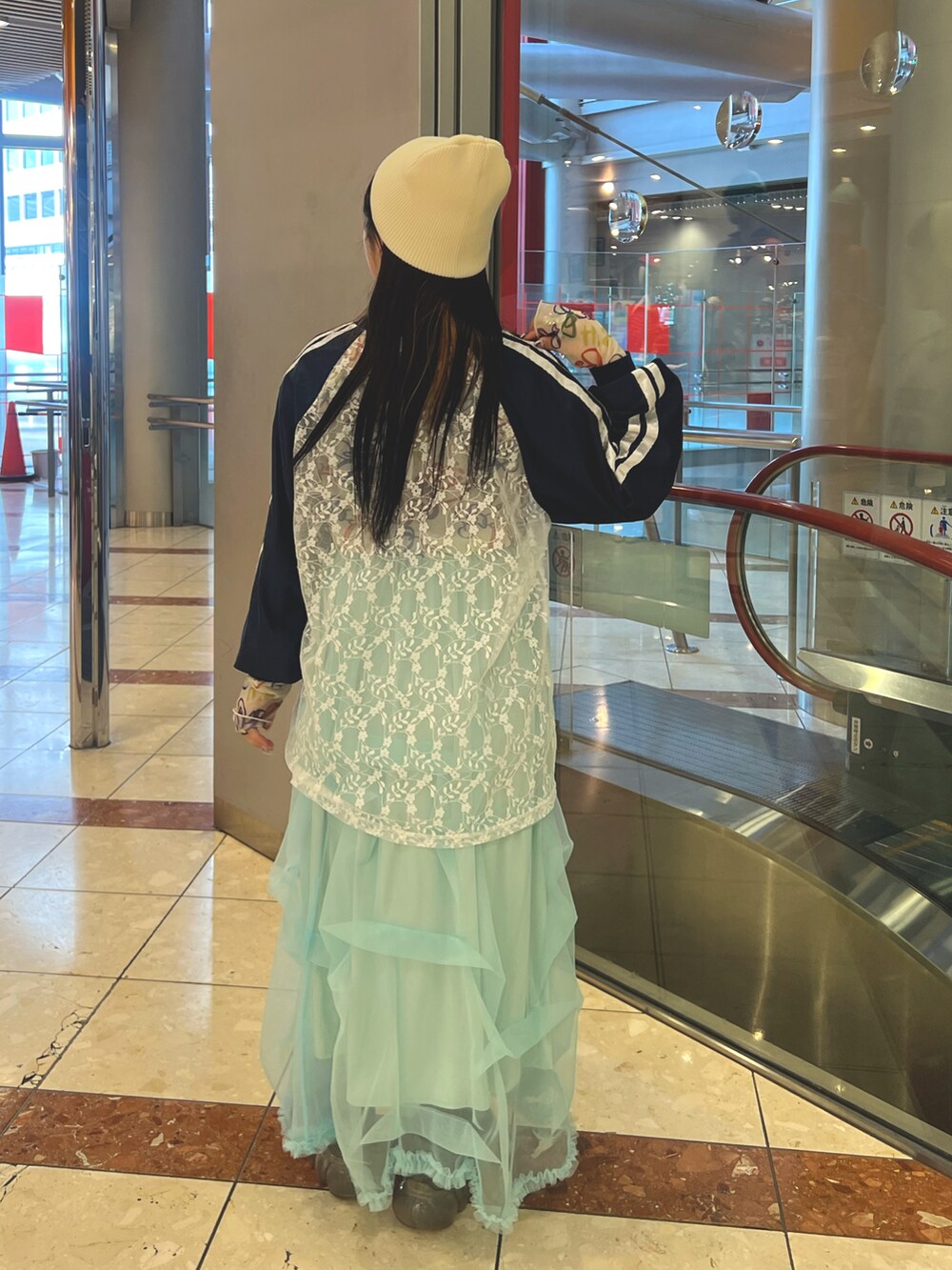 ブルー系のTシャツ/カットソー、ブルー系のスカート、ホワイト系のTシャツ/カットソーを着用したレディースの春コーディネートの3枚目の写真