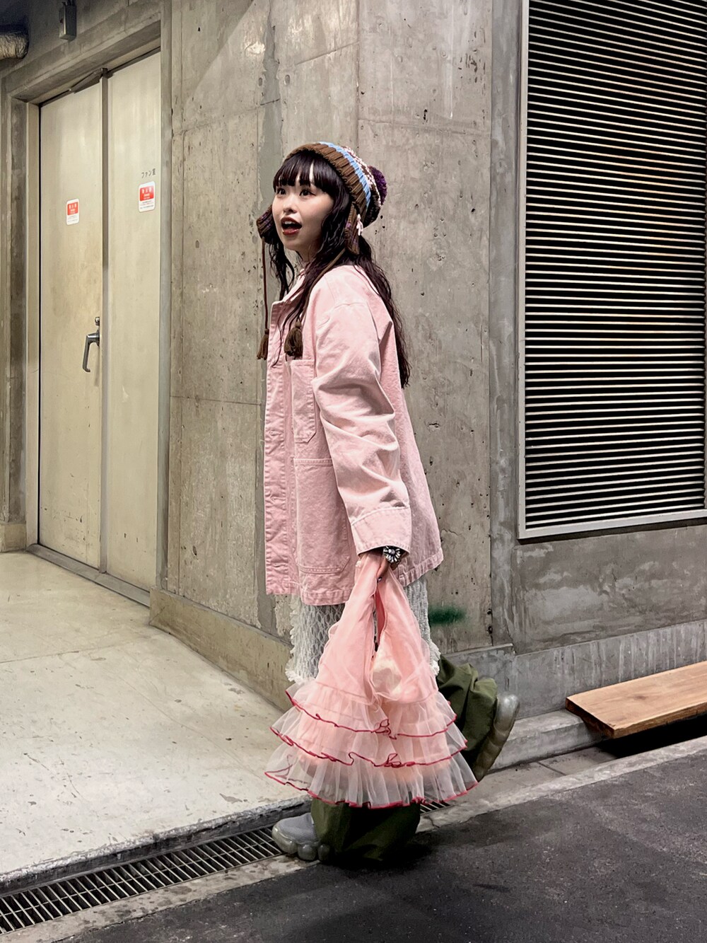 ピンク系のブルゾン、ホワイト系のスカート、ピンク系のTシャツ/カットソーを着用したレディースの秋コーディネートの2枚目の写真