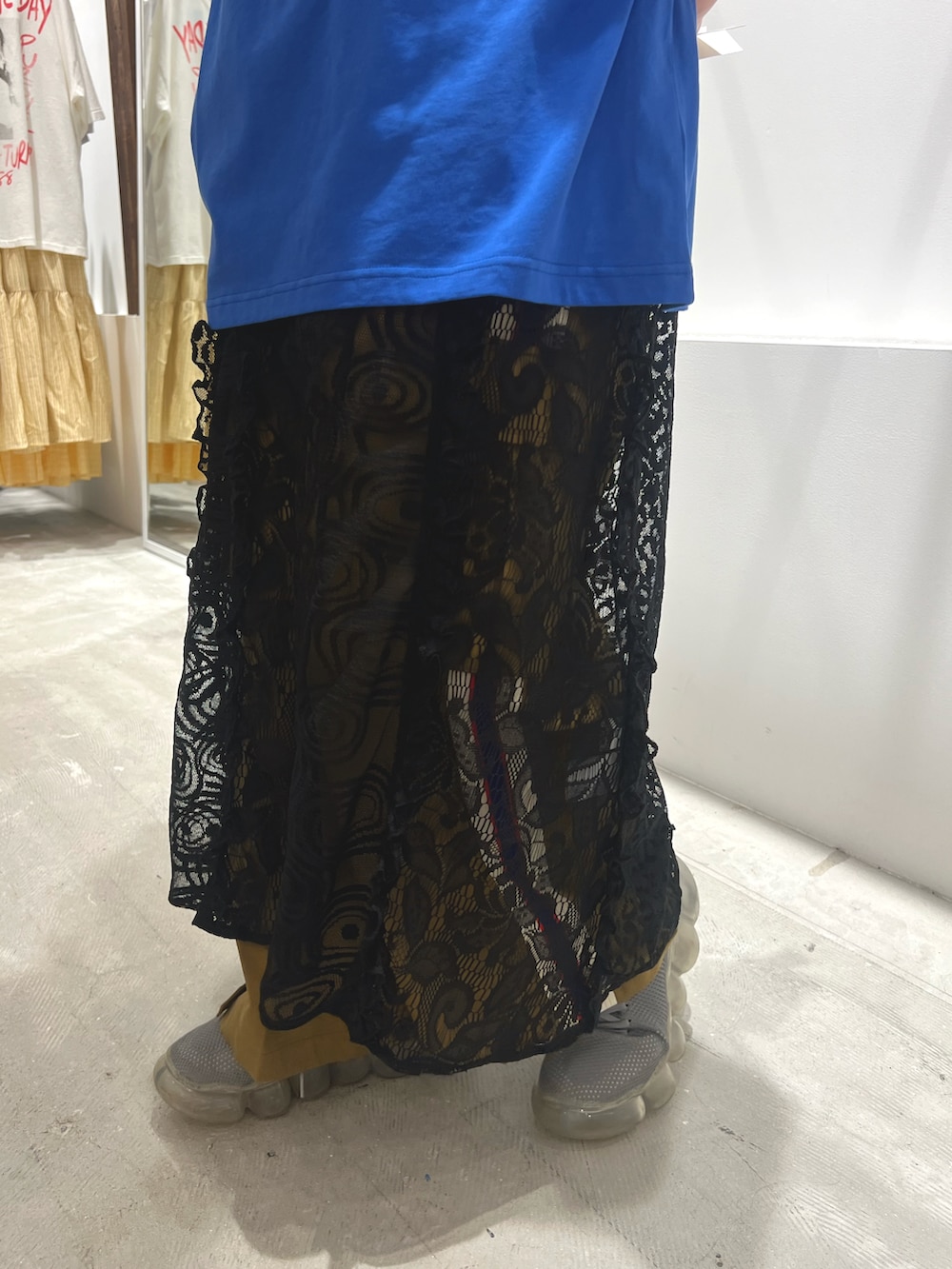 ブルー系のTシャツ/カットソー、ブラック系のワンピース、グリーン系のカーゴパンツを着用したレディースの春コーディネートの4枚目の写真