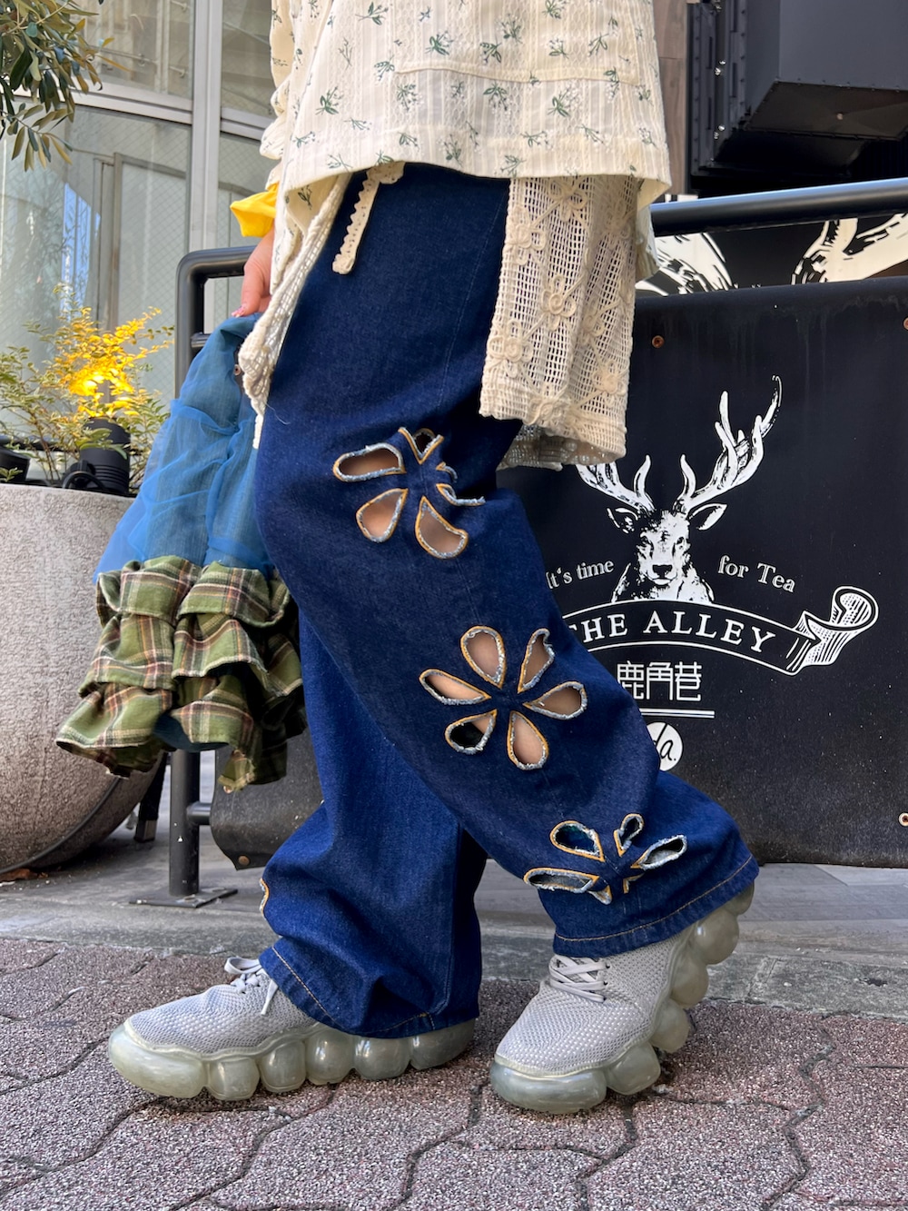 ホワイト系のテーラードジャケット、ブルー系のバッグ、ホワイト系のスカートを着用したレディースの秋コーディネートの4枚目の写真