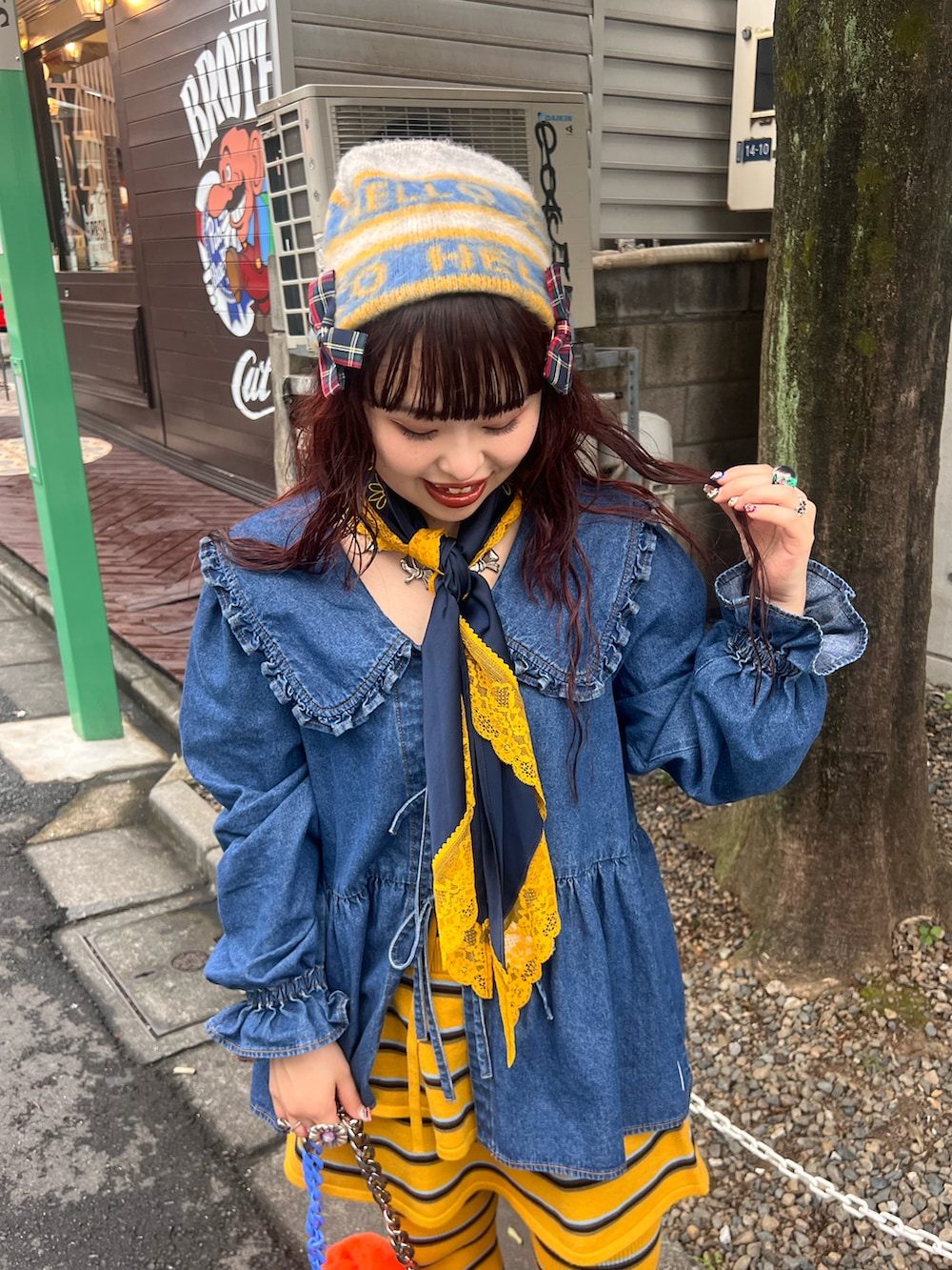 ブルー系のシャツ/ブラウス、イエロー系のスカート、イエロー系のその他パンツを着用したレディースの秋コーディネートの3枚目の写真