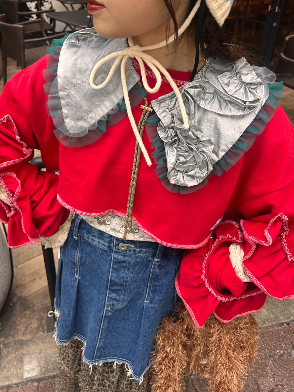 ブルー系のスカート、レッド系のTシャツ/カットソー、ブラウン系のスカートを着用したレディースの秋コーディネートの4枚目の写真