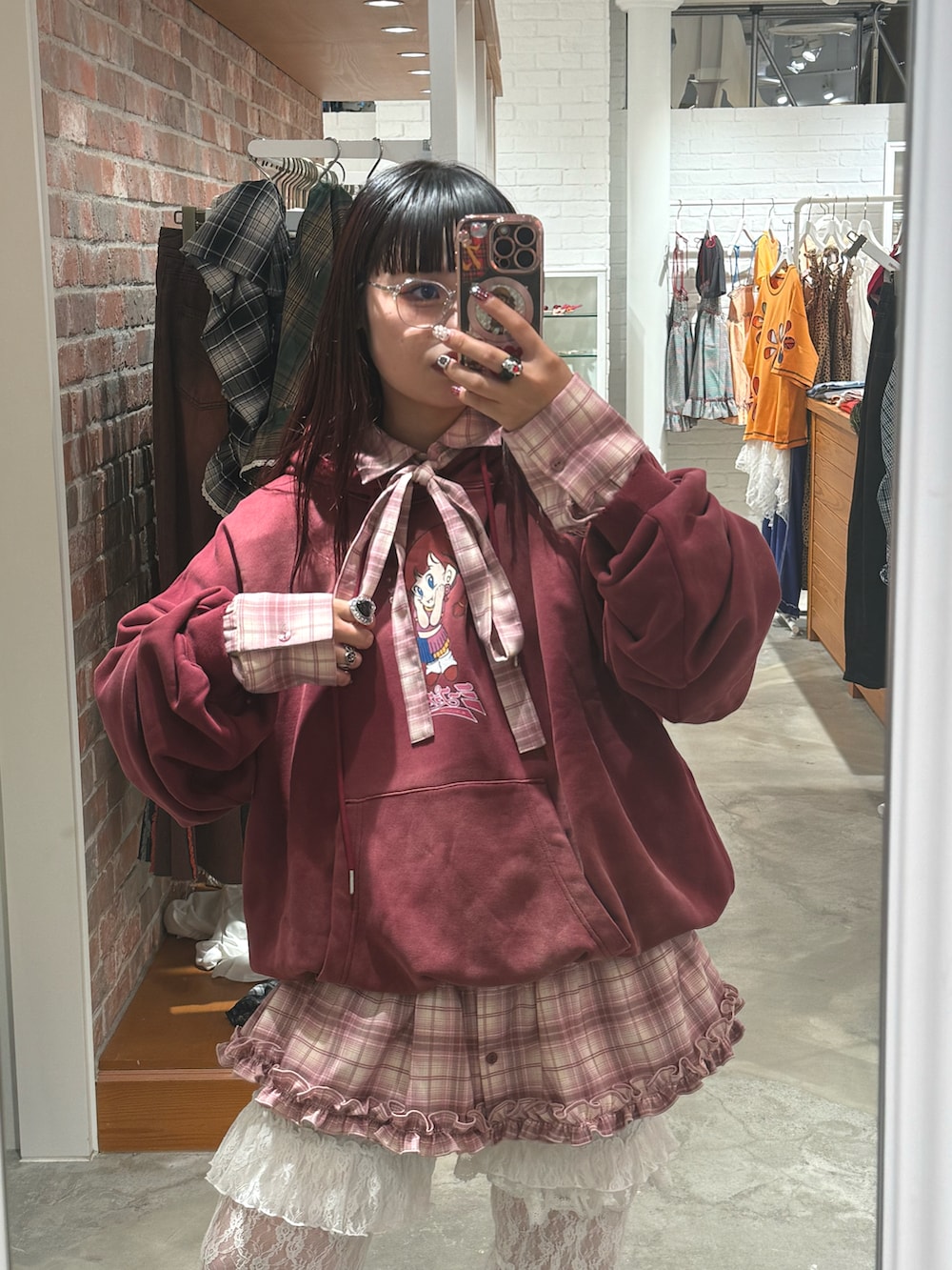 レッド系のTシャツ/カットソー、ピンク系のシャツ/ブラウスを着用したレディースの夏コーディネートの2枚目の写真