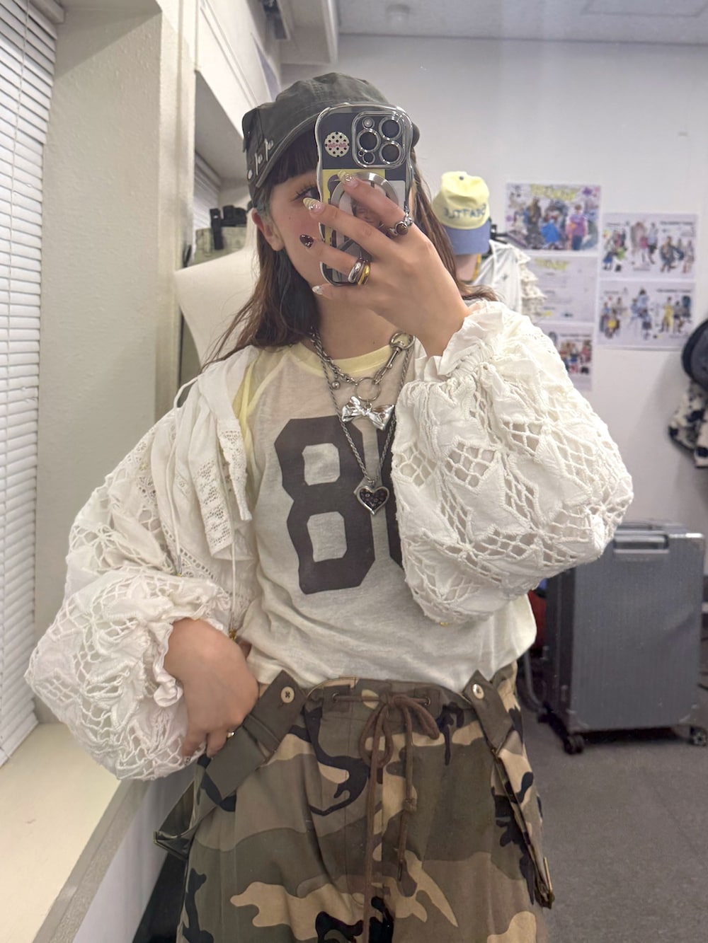 ホワイト系のシャツ/ブラウス、ホワイト系のTシャツ/カットソー、ベージュ系のその他パンツを着用したレディースの春コーディネートの2枚目の写真