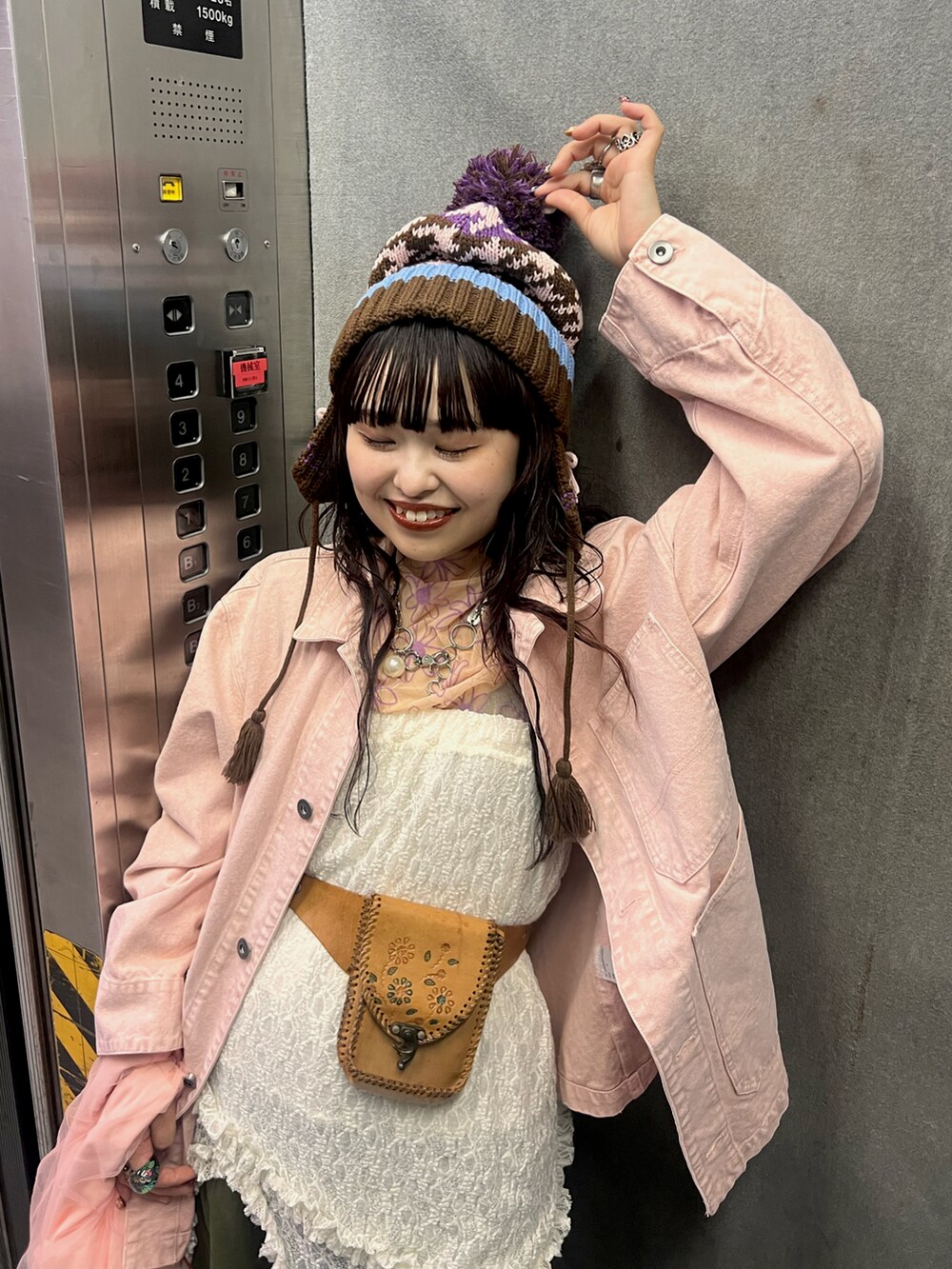 ピンク系のブルゾン、ホワイト系のスカート、ピンク系のTシャツ/カットソーを着用したレディースの秋コーディネートの4枚目の写真