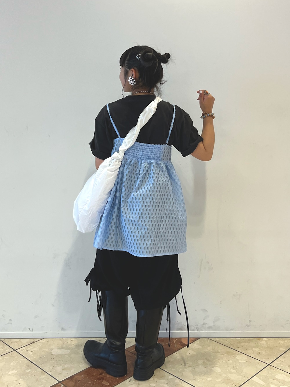 ホワイト系のショルダーバッグ、ブルー系のキャミソール、グレー系のTシャツ/カットソーを着用したレディースの夏コーディネートの2枚目の写真