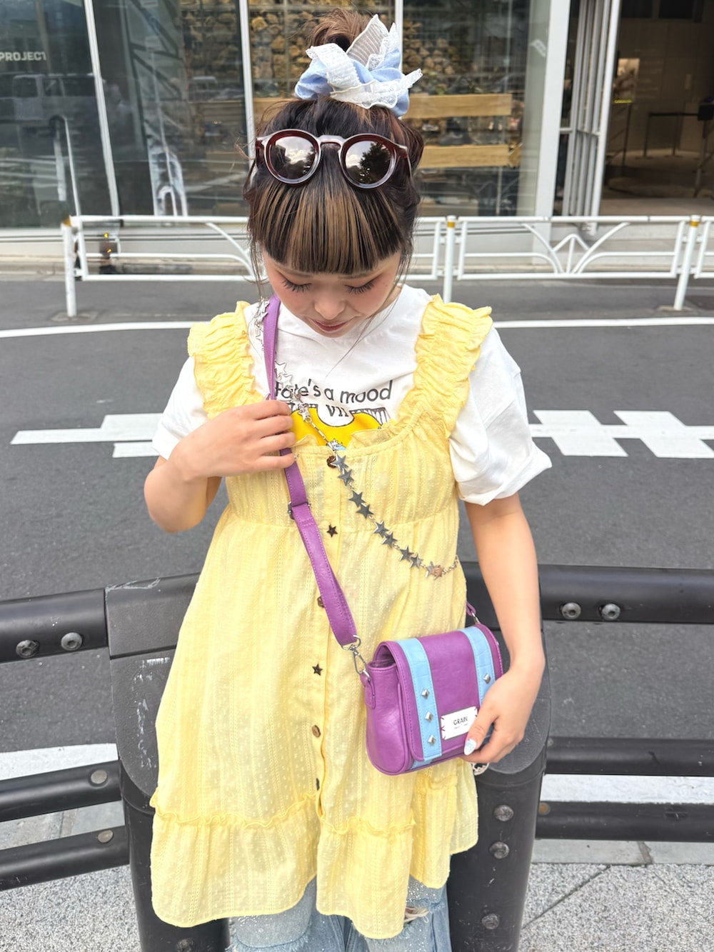 ホワイト系のTシャツ/カットソー、ブルー系のデニムパンツ、イエロー系のチュニックを着用したレディースの春コーディネートの2枚目の写真