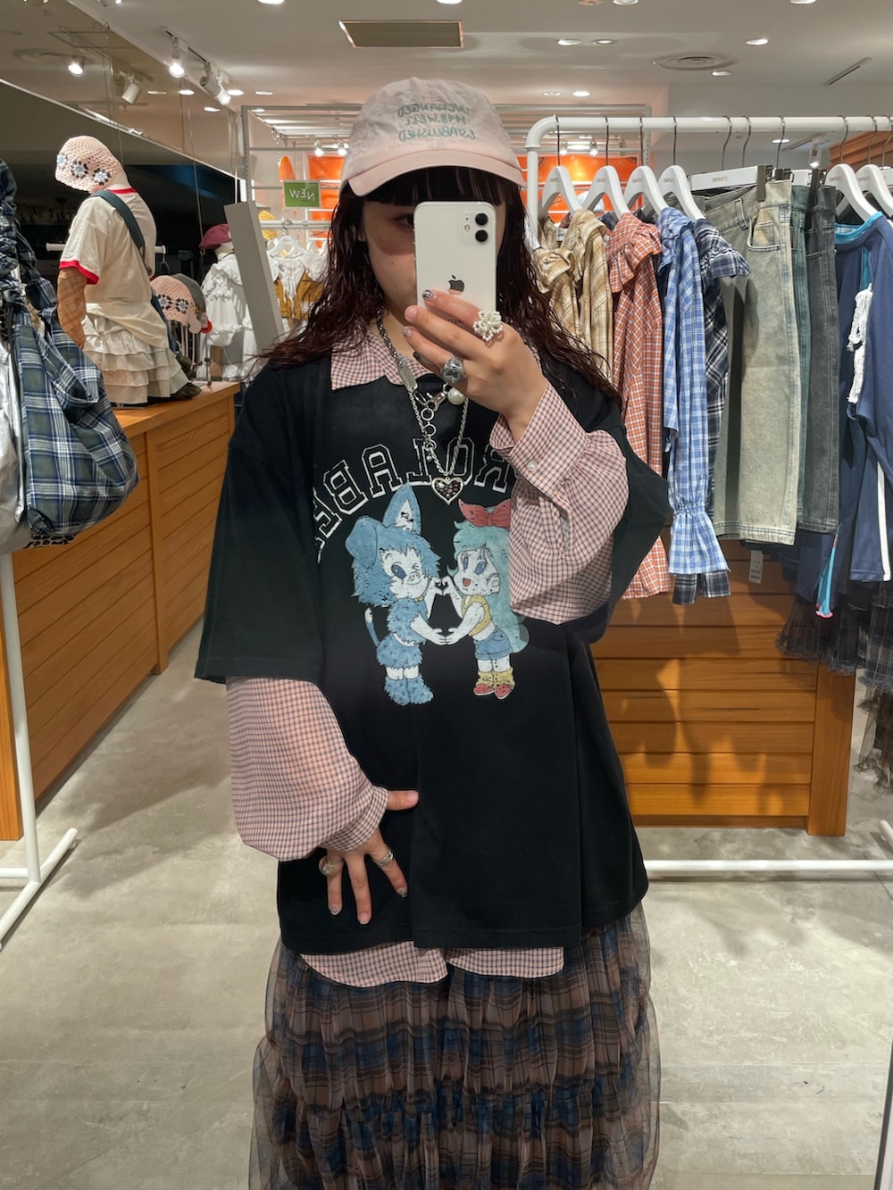 ブラック系のTシャツ/カットソー、オレンジ系のシャツ/ブラウス、オレンジ系のスカートを着用したレディースの春コーディネートの3枚目の写真