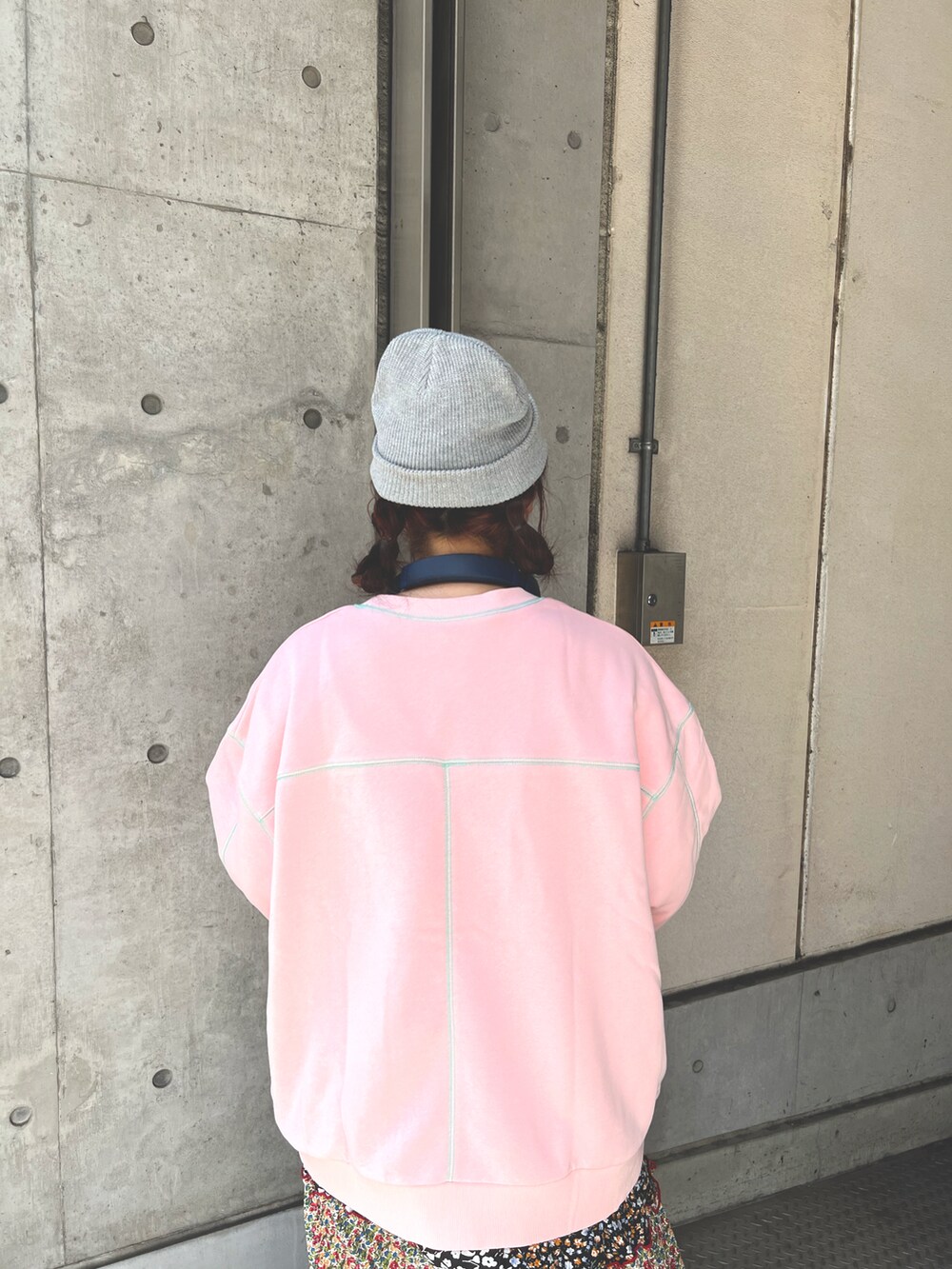 ピンク系のスウェット、ピンク系のワンピース、グレー系のニットキャップ/ビーニーを着用したレディースの春コーディネートの4枚目の写真