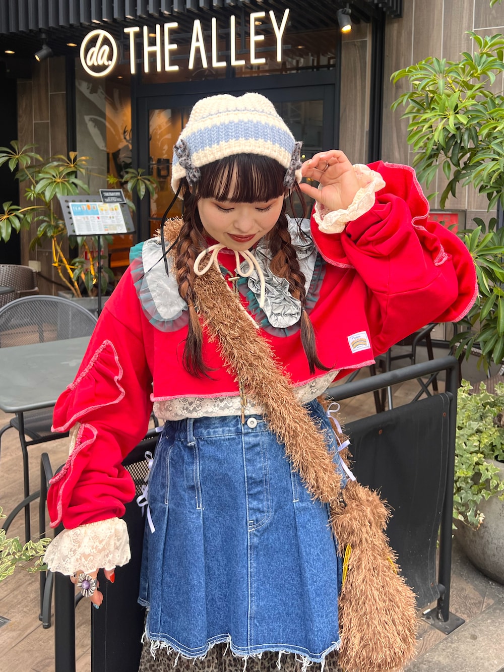 ブルー系のスカート、レッド系のTシャツ/カットソー、ブラウン系のスカートを着用したレディースの秋コーディネートの3枚目の写真