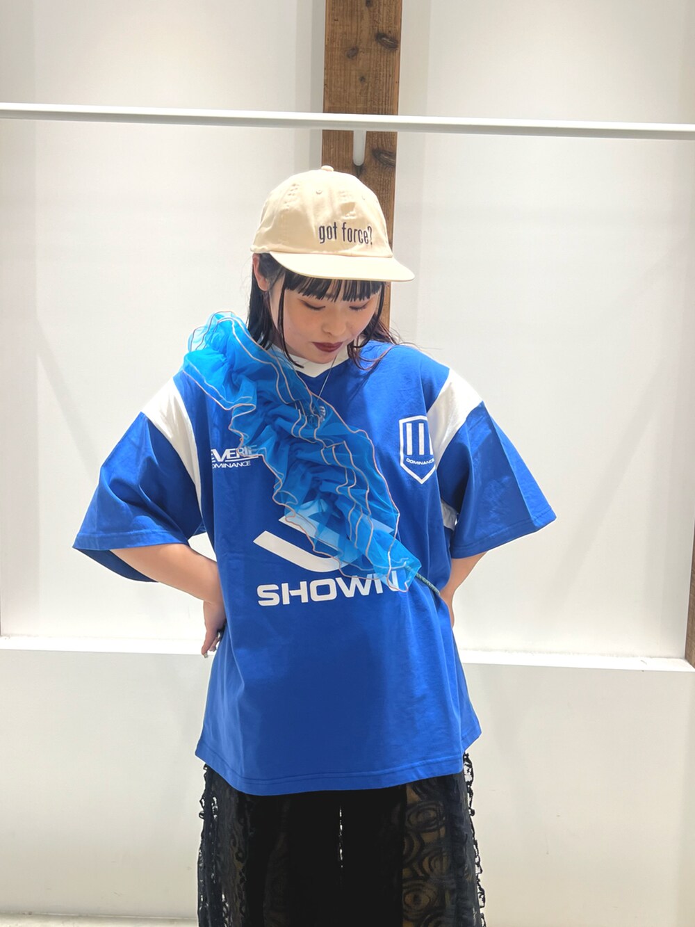 ブルー系のTシャツ/カットソー、ブラック系のワンピース、グリーン系のカーゴパンツを着用したレディースの春コーディネートの3枚目の写真