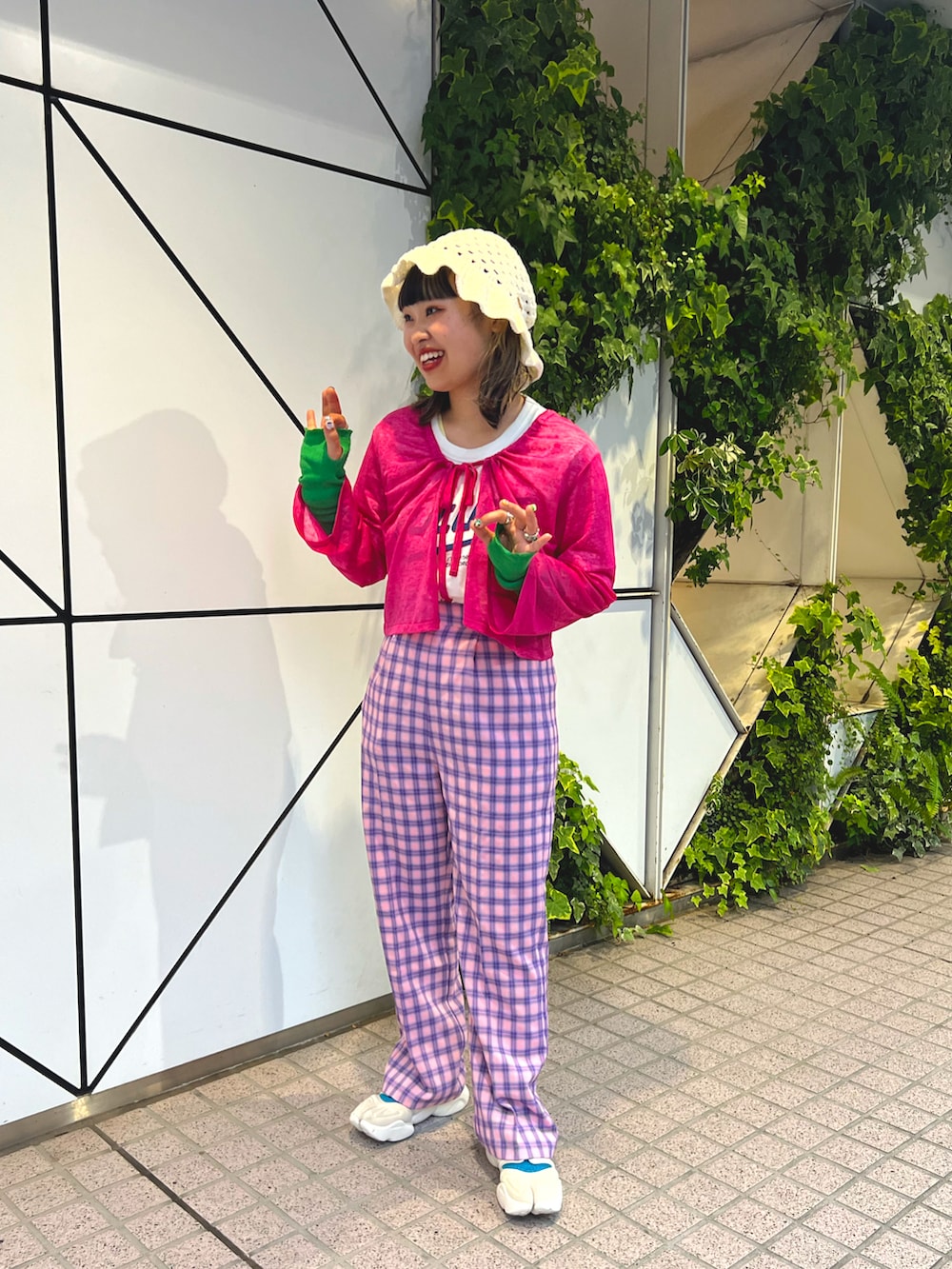 ピンク系のカーディガン/ボレロ、ピンク系のスラックス、ホワイト系のTシャツ/カットソーを着用したレディースの夏コーディネートの2枚目の写真