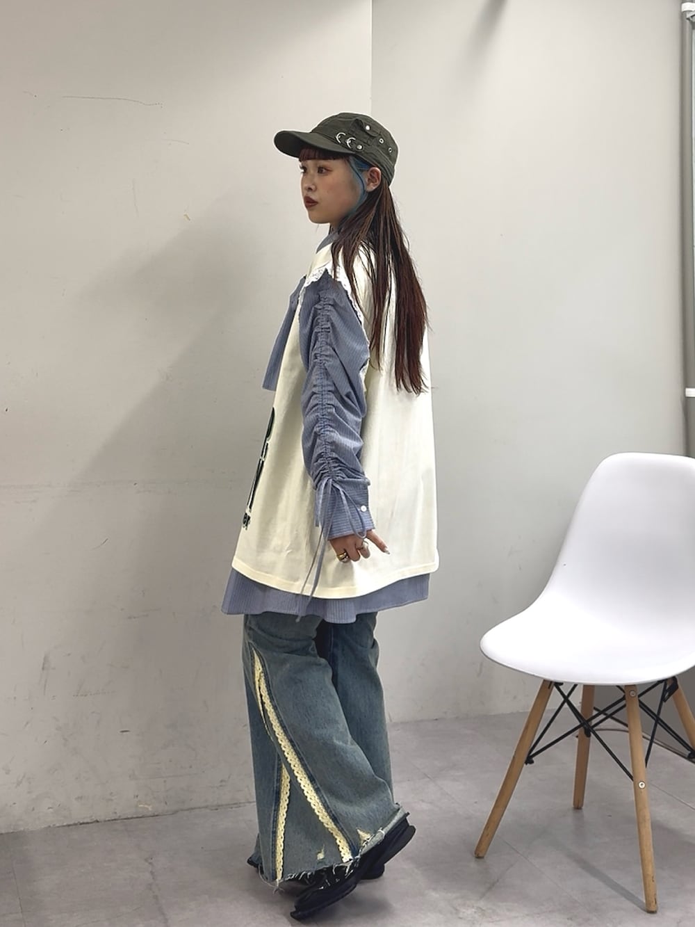 イエロー系のTシャツ/カットソー、ブルー系のシャツ/ブラウス、ブルー系のデニムパンツを着用したレディースの春コーディネートの2枚目の写真