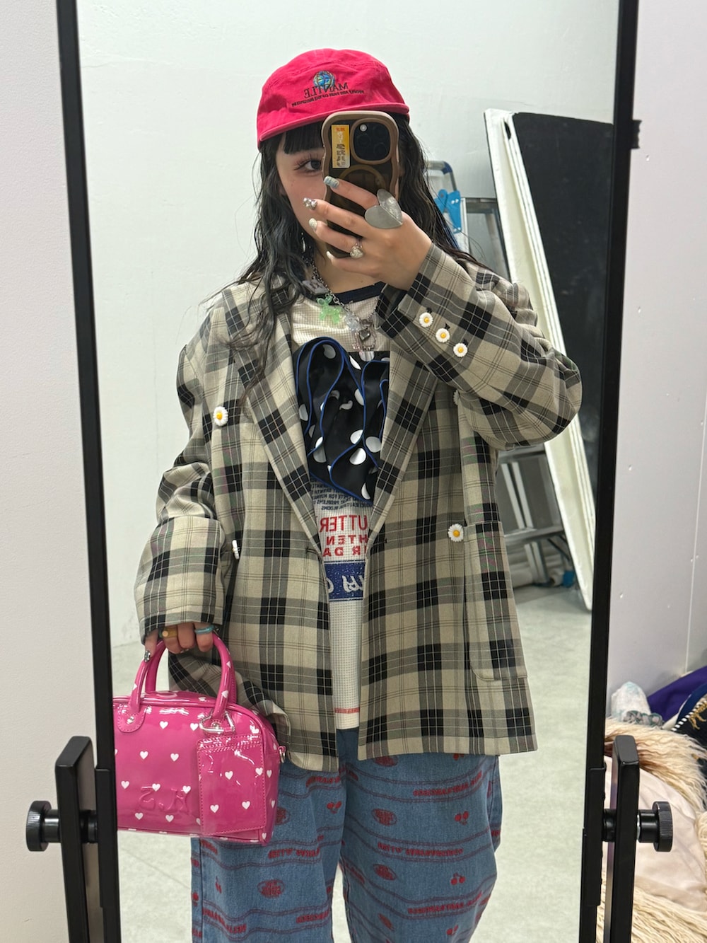 ブラック系のTシャツ/カットソー、ブラック系のテーラードジャケット、ブルー系のデニムパンツを着用したレディースの春コーディネートの2枚目の写真