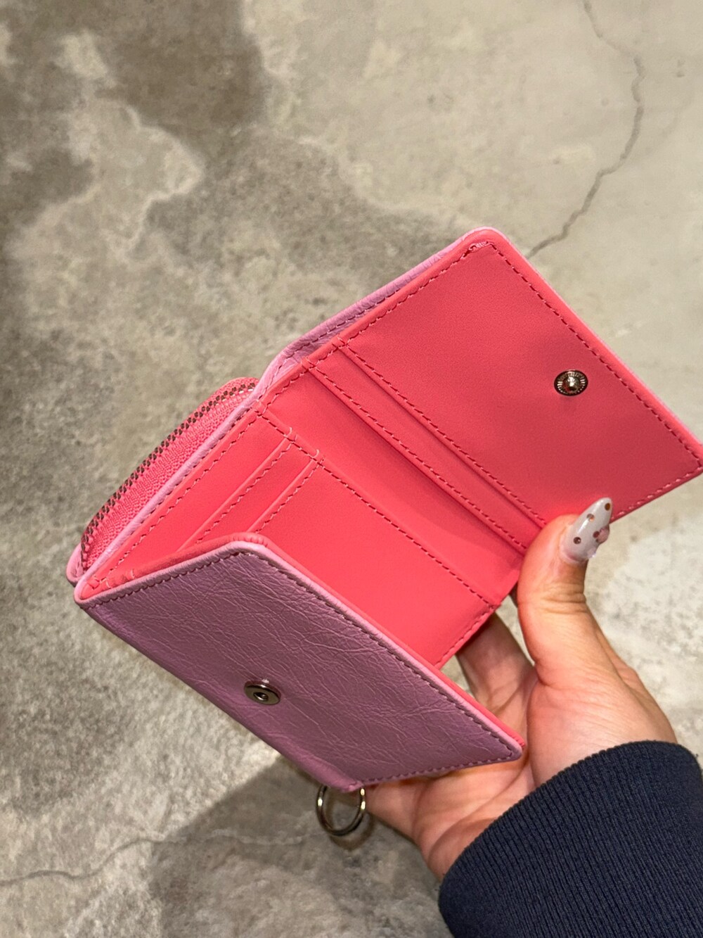 ブラウン系の財布、ピンク系の財布/小物、パープル系の財布を着用したレディースの春コーディネートの6枚目の写真