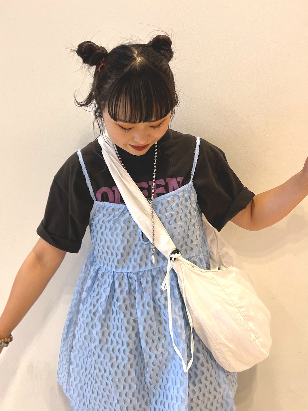 ホワイト系のショルダーバッグ、ブルー系のキャミソール、グレー系のTシャツ/カットソーを着用したレディースの夏コーディネートの3枚目の写真