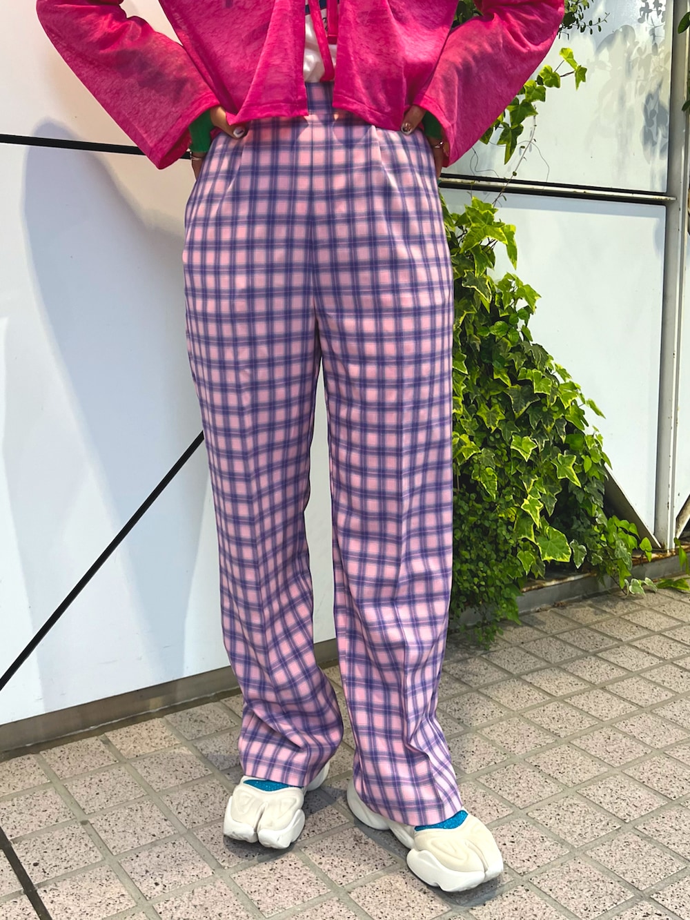 ピンク系のカーディガン/ボレロ、ピンク系のスラックス、ホワイト系のTシャツ/カットソーを着用したレディースの夏コーディネートの3枚目の写真