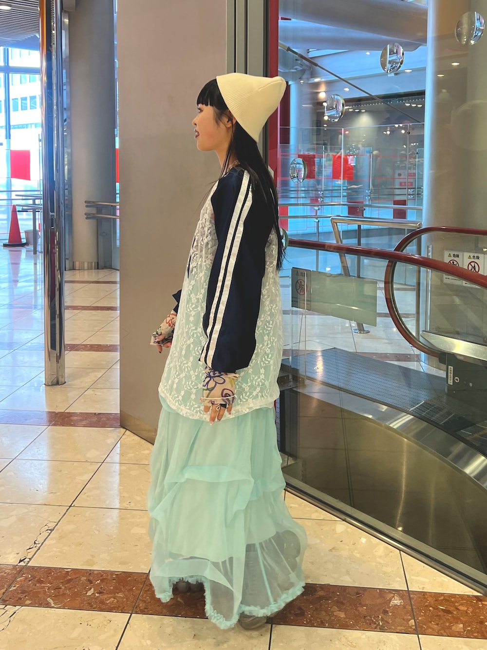 ブルー系のTシャツ/カットソー、ブルー系のスカート、ホワイト系のTシャツ/カットソーを着用したレディースの春コーディネートの2枚目の写真