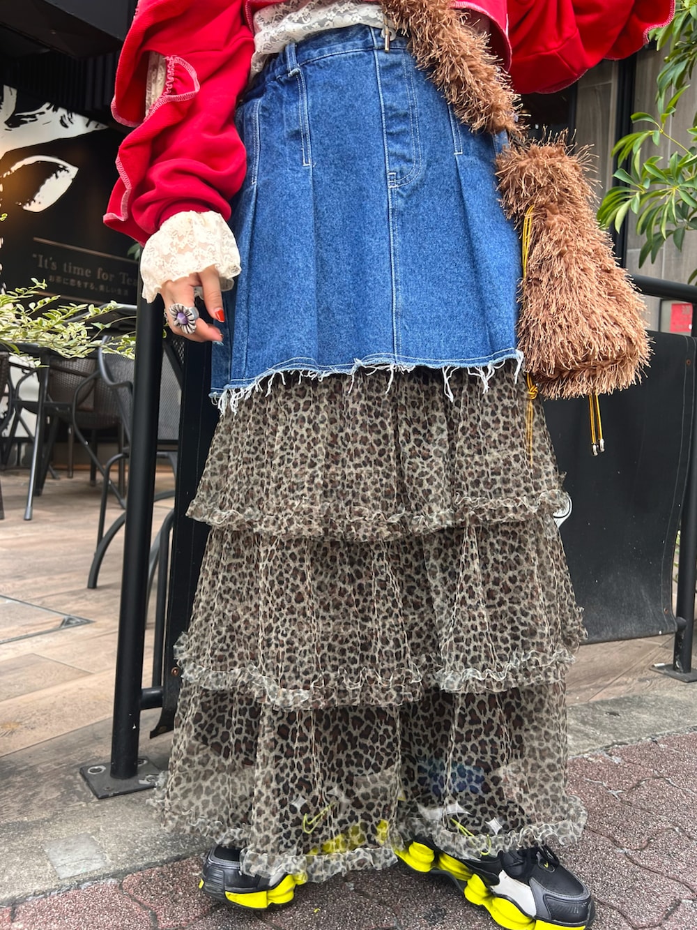 ブルー系のスカート、レッド系のTシャツ/カットソー、ブラウン系のスカートを着用したレディースの秋コーディネートの5枚目の写真