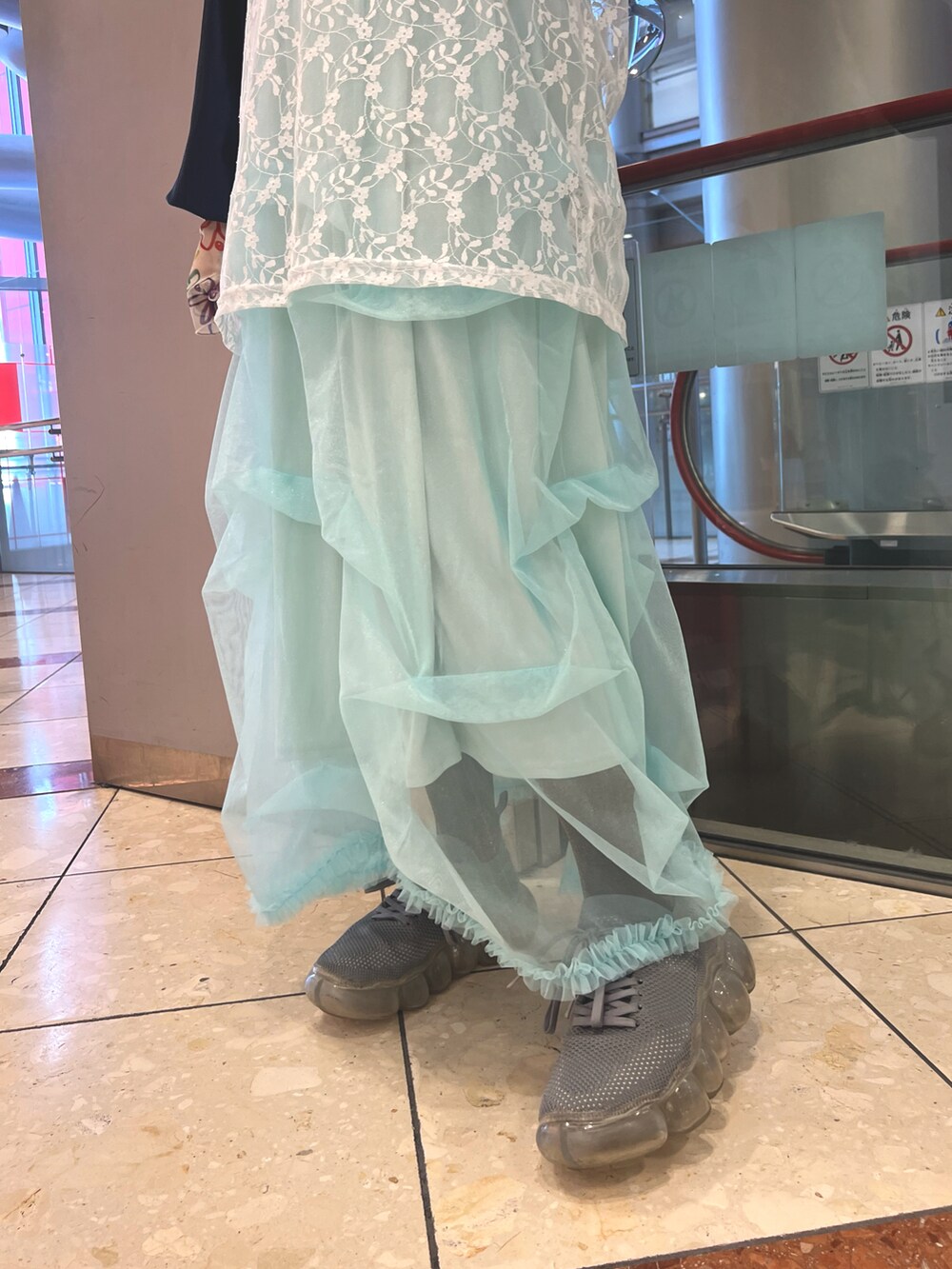 ブルー系のTシャツ/カットソー、ブルー系のスカート、ホワイト系のTシャツ/カットソーを着用したレディースの春コーディネートの5枚目の写真