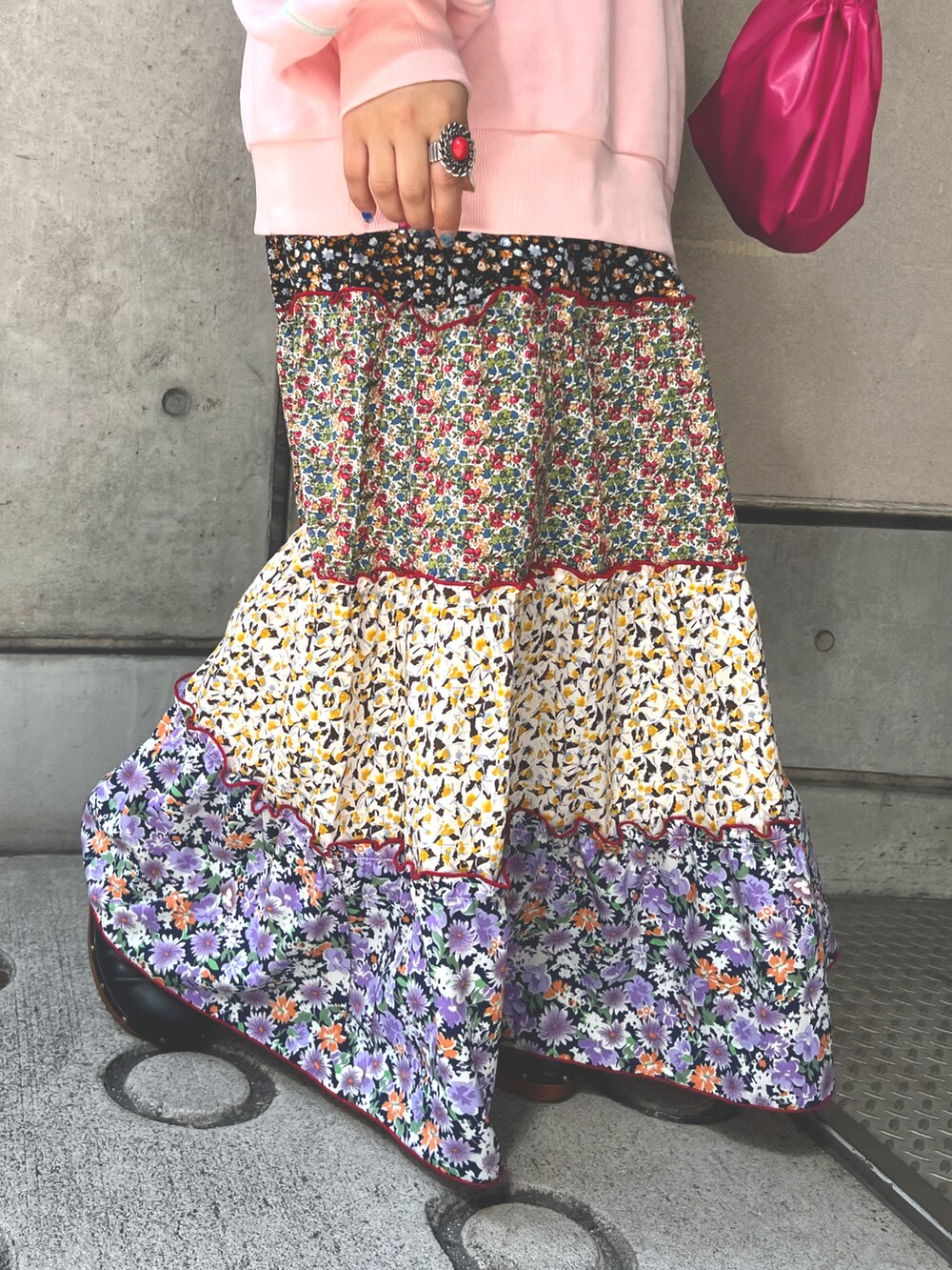 ピンク系のスウェット、ピンク系のワンピース、グレー系のニットキャップ/ビーニーを着用したレディースの春コーディネートの5枚目の写真