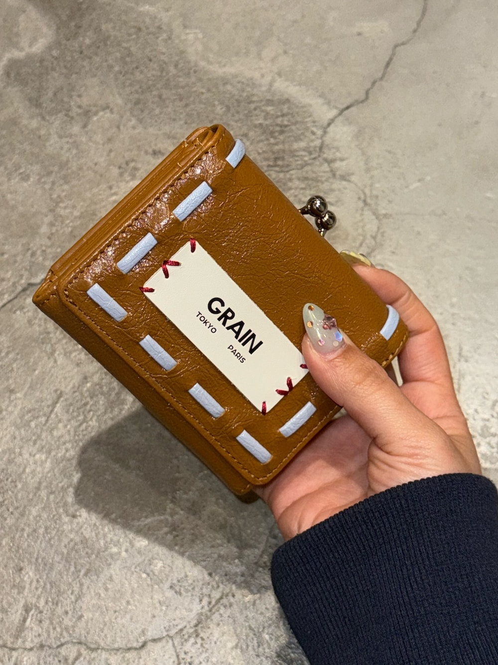 ブラウン系の財布、ピンク系の財布/小物、パープル系の財布を着用したレディースの春コーディネートの4枚目の写真