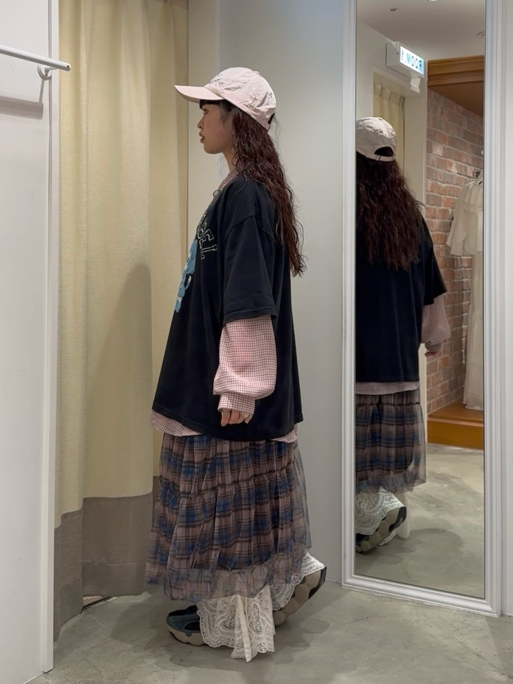 ブラック系のTシャツ/カットソー、オレンジ系のシャツ/ブラウス、オレンジ系のスカートを着用したレディースの春コーディネートの2枚目の写真