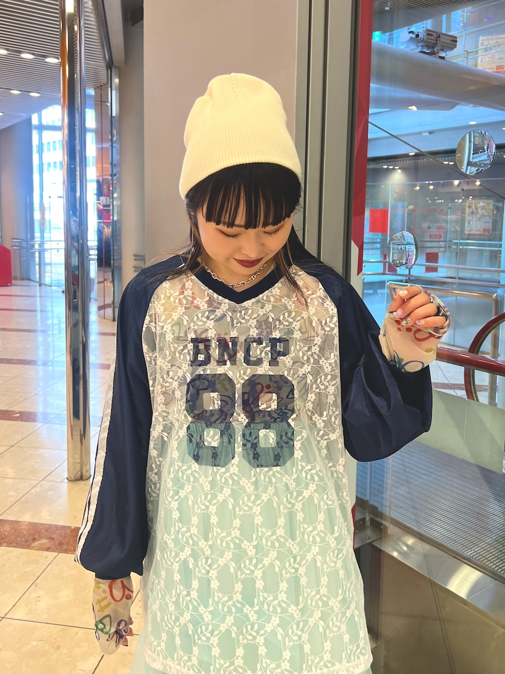 ブルー系のTシャツ/カットソー、ブルー系のスカート、ホワイト系のTシャツ/カットソーを着用したレディースの春コーディネートの4枚目の写真