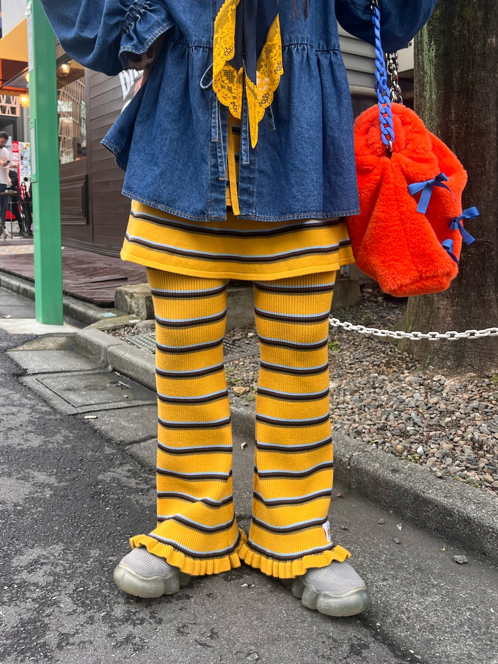 ブルー系のシャツ/ブラウス、イエロー系のスカート、イエロー系のその他パンツを着用したレディースの秋コーディネートの4枚目の写真