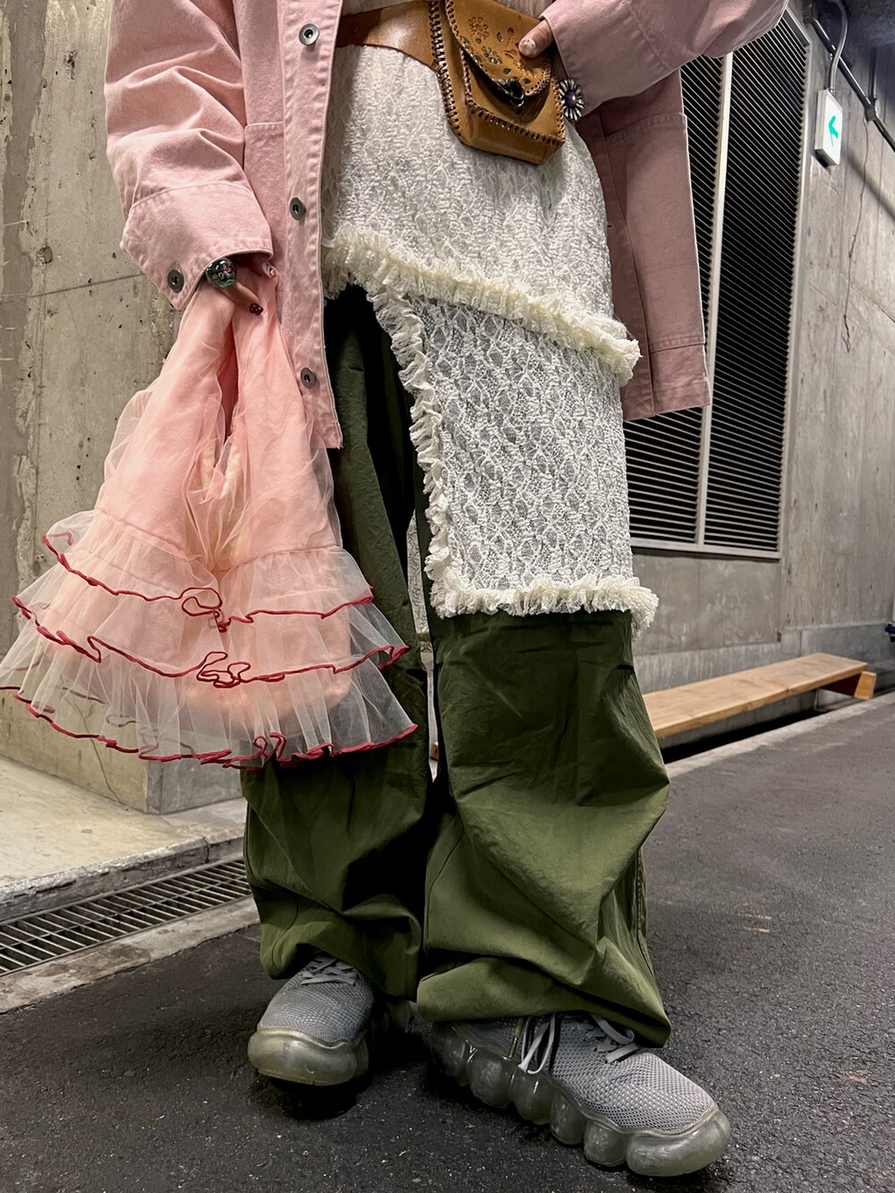 ピンク系のブルゾン、ホワイト系のスカート、ピンク系のTシャツ/カットソーを着用したレディースの秋コーディネートの5枚目の写真