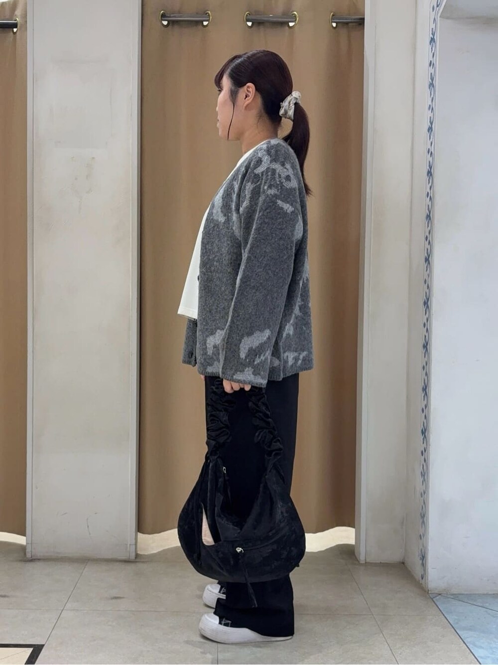 グレー系のカーディガン/ボレロ、ベージュ系のTシャツ/カットソー、ブラック系のその他パンツを着用したレディースの秋コーディネートの2枚目の写真