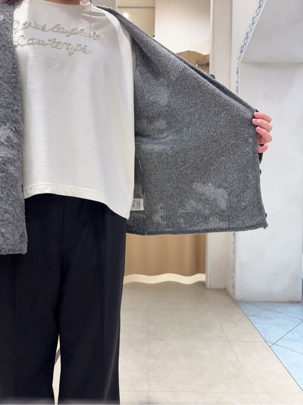 グレー系のカーディガン/ボレロ、ベージュ系のTシャツ/カットソー、ブラック系のその他パンツを着用したレディースの秋コーディネートの6枚目の写真
