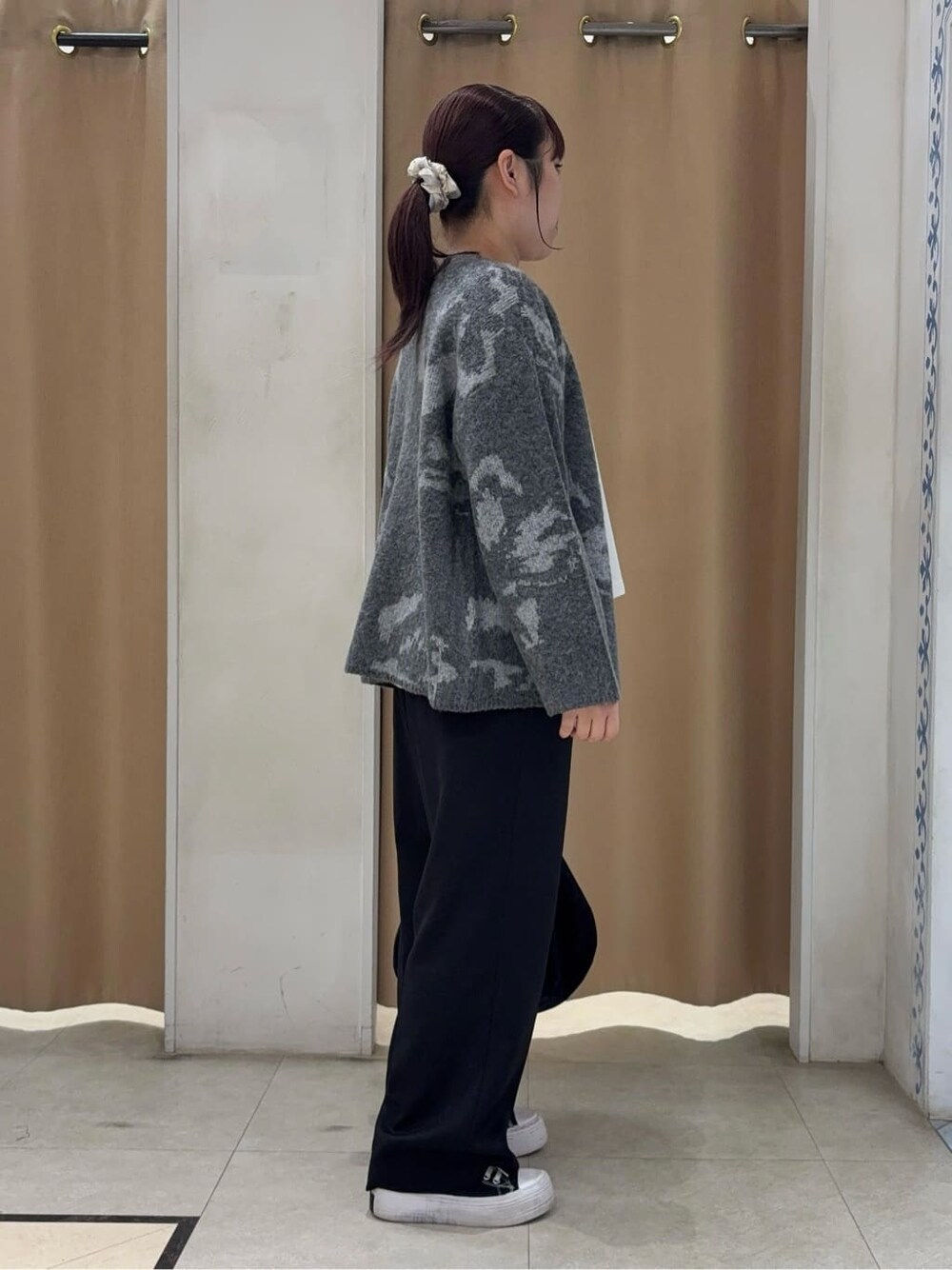 グレー系のカーディガン/ボレロ、ベージュ系のTシャツ/カットソー、ブラック系のその他パンツを着用したレディースの秋コーディネートの3枚目の写真