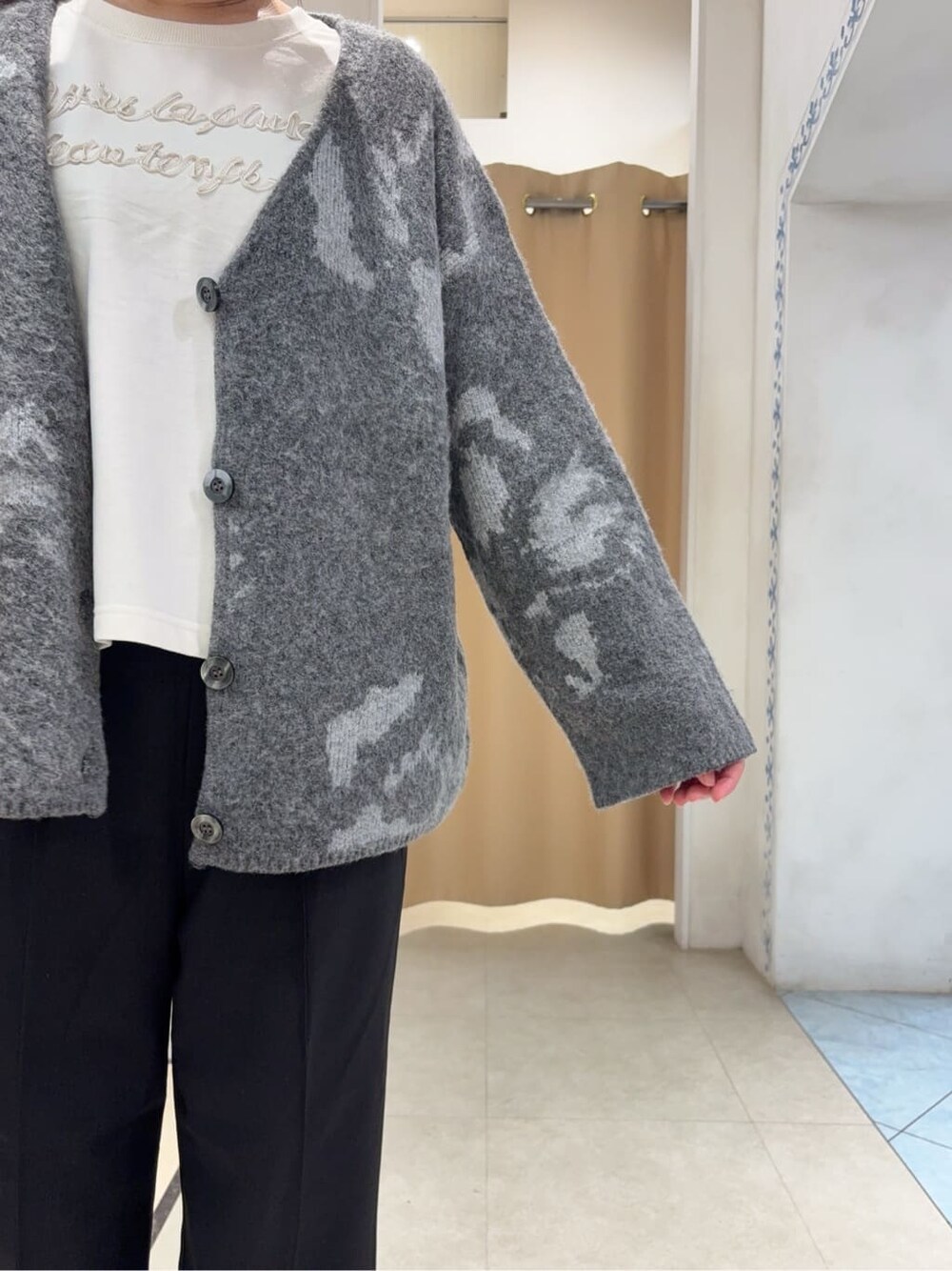 グレー系のカーディガン/ボレロ、ベージュ系のTシャツ/カットソー、ブラック系のその他パンツを着用したレディースの秋コーディネートの5枚目の写真