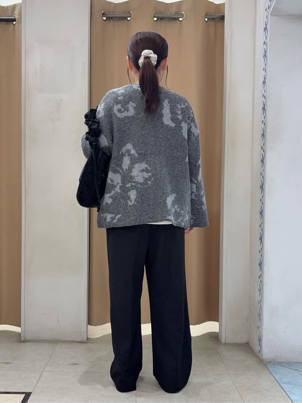グレー系のカーディガン/ボレロ、ベージュ系のTシャツ/カットソー、ブラック系のその他パンツを着用したレディースの秋コーディネートの4枚目の写真