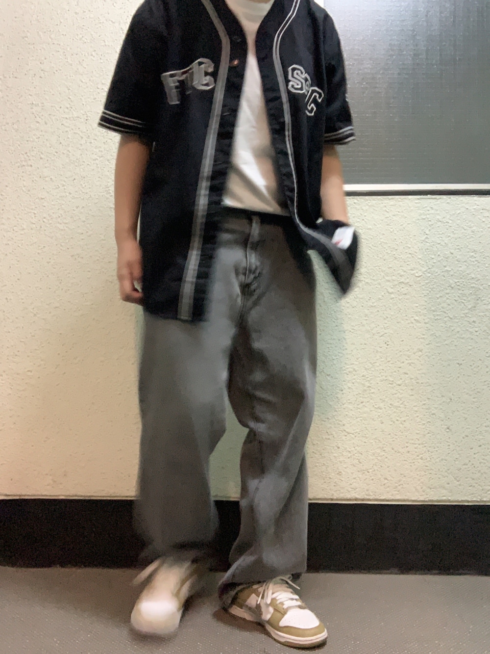 ホワイト系のシャツ/ブラウス、イエロー系のスニーカー、ブラック系のデニムパンツを着用したレディースの秋コーディネートの2枚目の写真