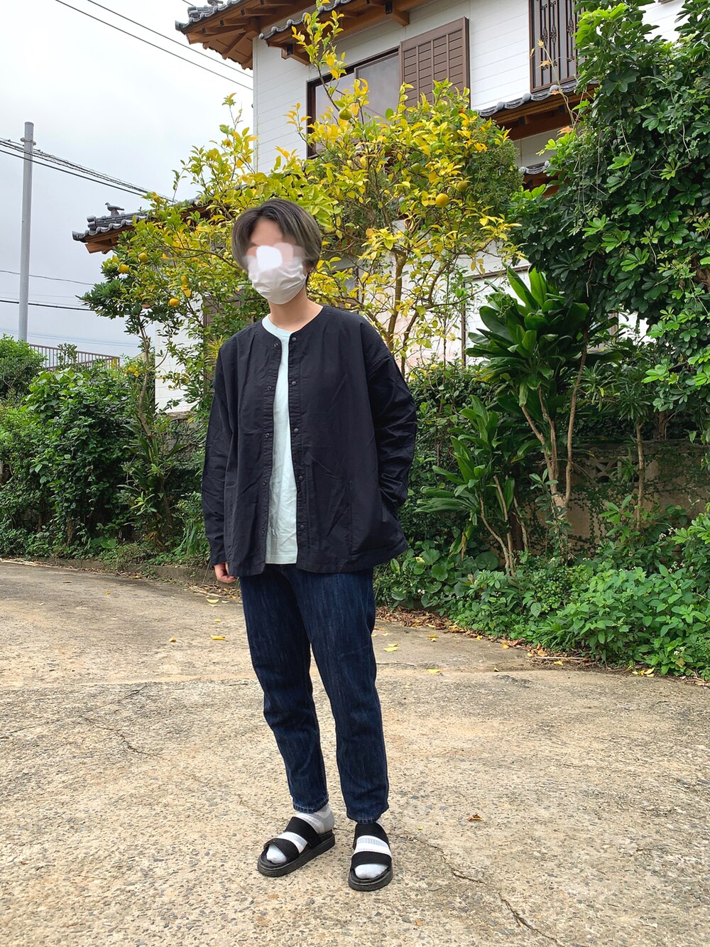 ブラック系のシャツ/ブラウス、ブルー系のTシャツ/カットソー、ブルー系のデニムパンツを着用したレディースの秋コーディネートの2枚目の写真