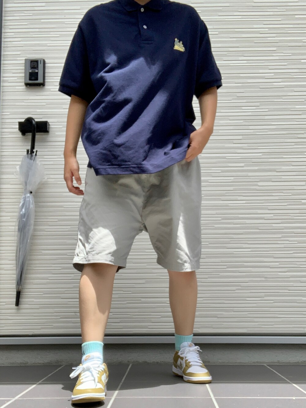 ブルー系のポロシャツ、グレー系のセットアップ、イエロー系のスニーカーを着用したレディースの夏コーディネートの4枚目の写真