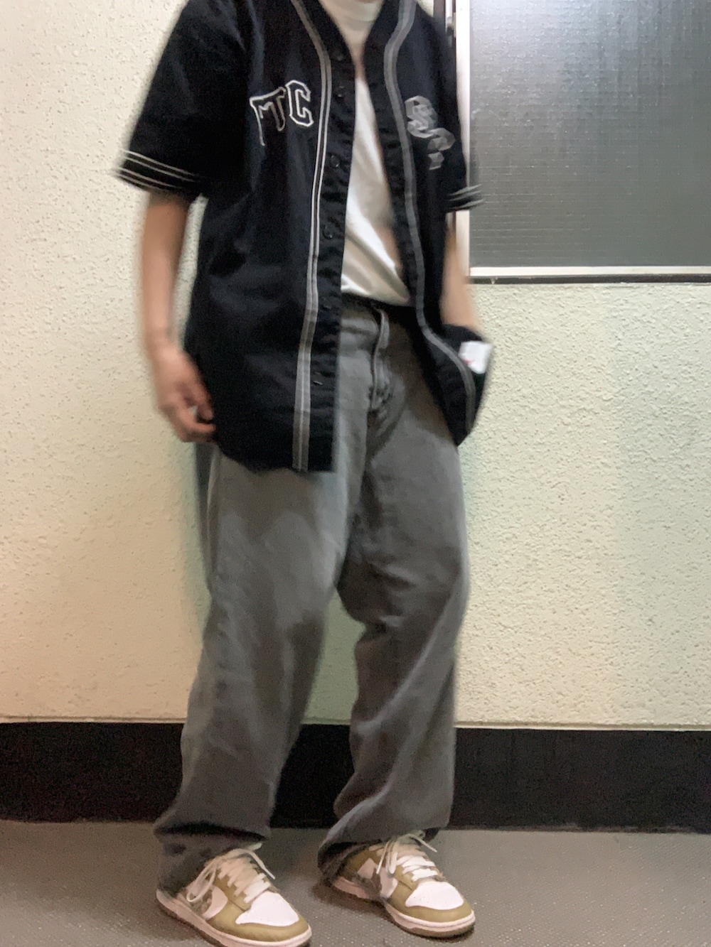 ホワイト系のシャツ/ブラウス、イエロー系のスニーカー、ブラック系のデニムパンツを着用したレディースの秋コーディネートの3枚目の写真