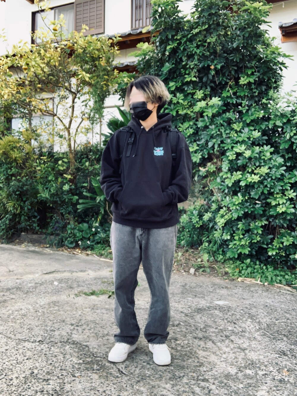 ブラック系のバックパック/リュック、ブラック系のパーカー、ブラック系のデニムパンツを着用したレディースの冬コーディネートの3枚目の写真