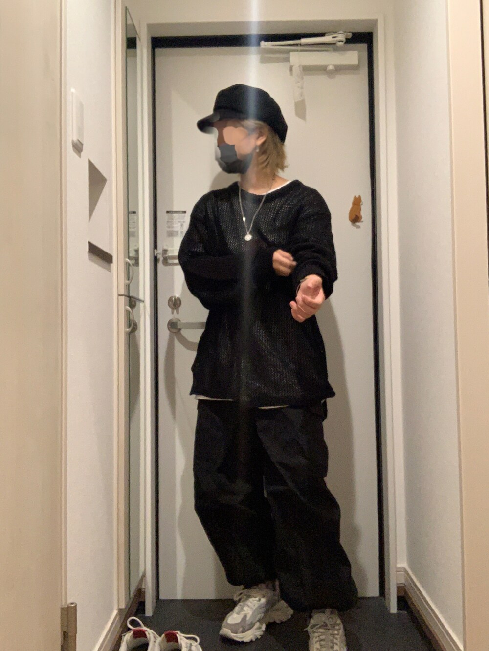 ブラック系のカーゴパンツ、グレー系のスニーカー、ブラック系のニット/セーターを着用したレディースの秋コーディネートの3枚目の写真