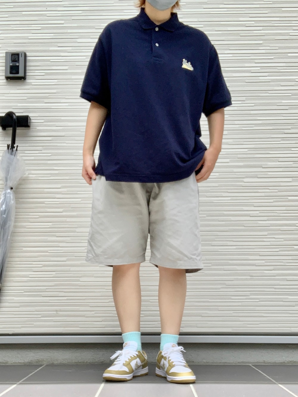 ブルー系のポロシャツ、グレー系のセットアップ、イエロー系のスニーカーを着用したレディースの夏コーディネートの2枚目の写真