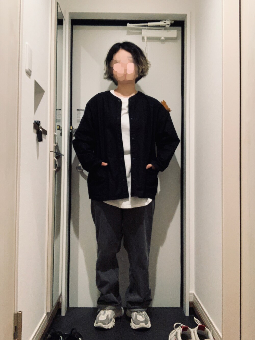 ブラック系のシャツ/ブラウス、ホワイト系のTシャツ/カットソー、ブラック系のデニムパンツを着用したレディースの春コーディネートの2枚目の写真