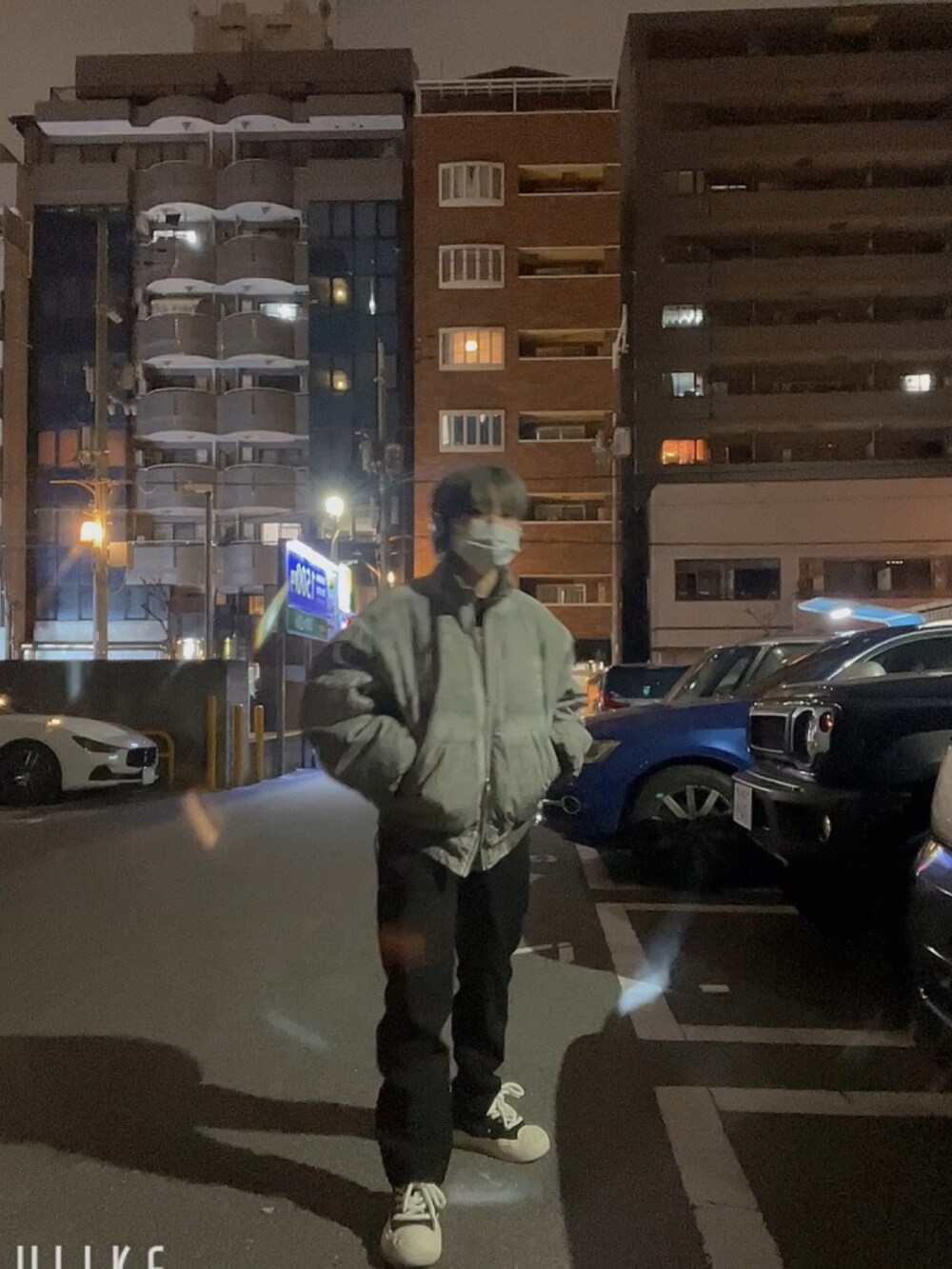 シルバー系のその他アウター、ブラック系のスニーカーを着用したレディースの冬コーディネートの2枚目の写真