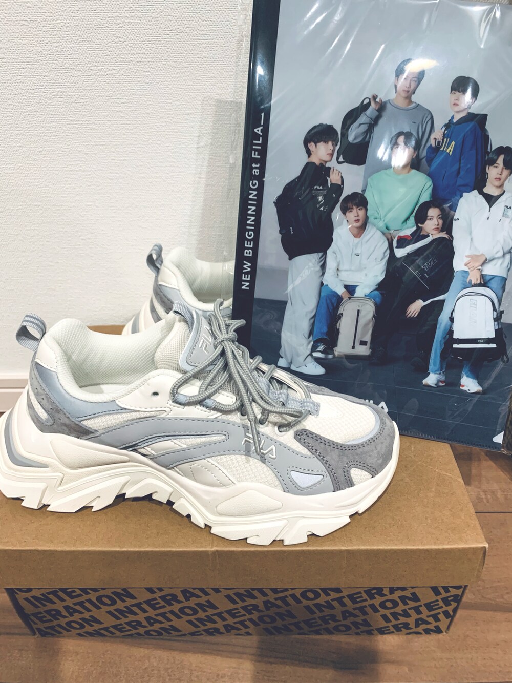 ブルー系のパンツ、グレー系のスニーカー、ブラック系のパーカーを着用したレディースの冬コーディネートの3枚目の写真